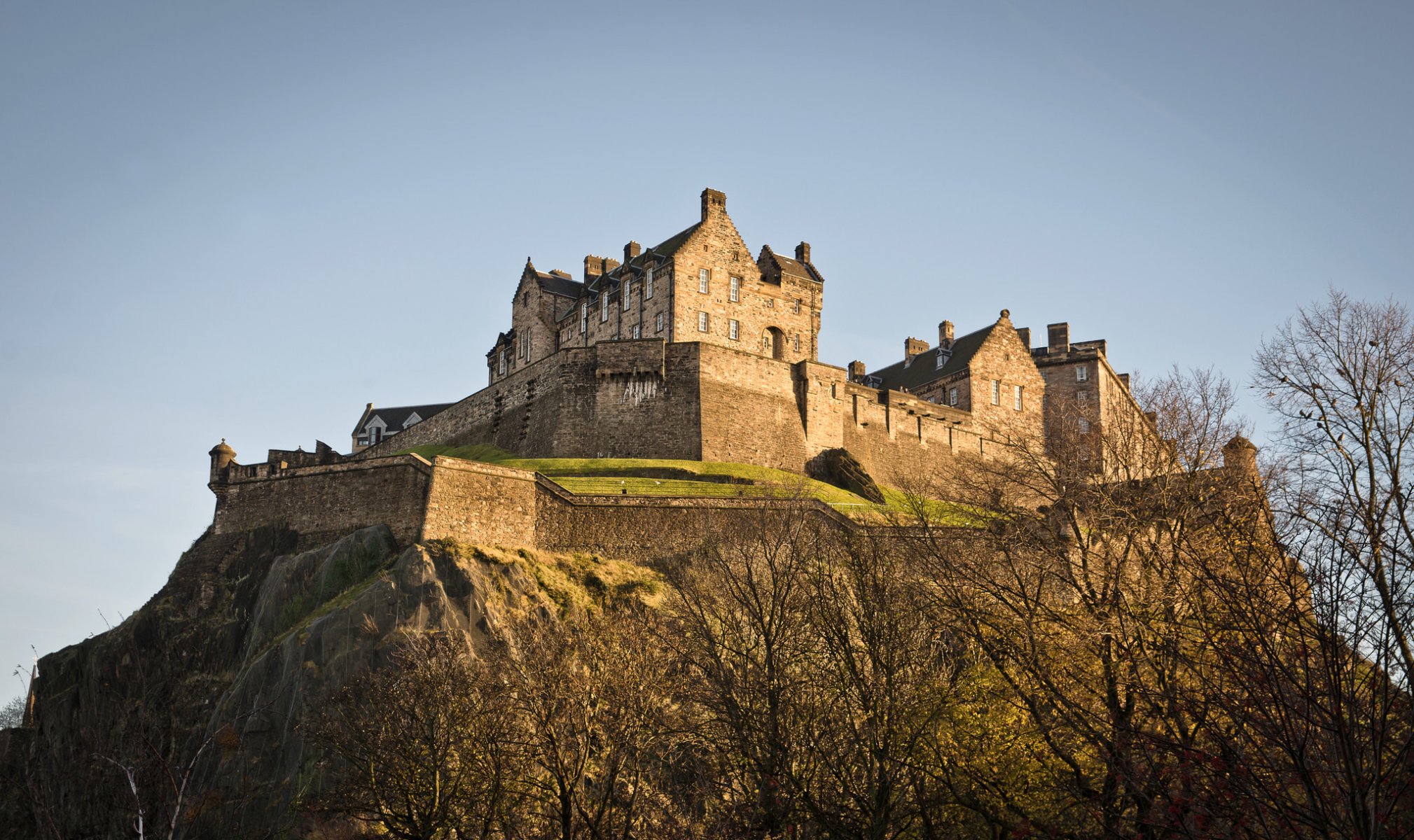 edimburgo escocia montaña colina árboles castillo stirling