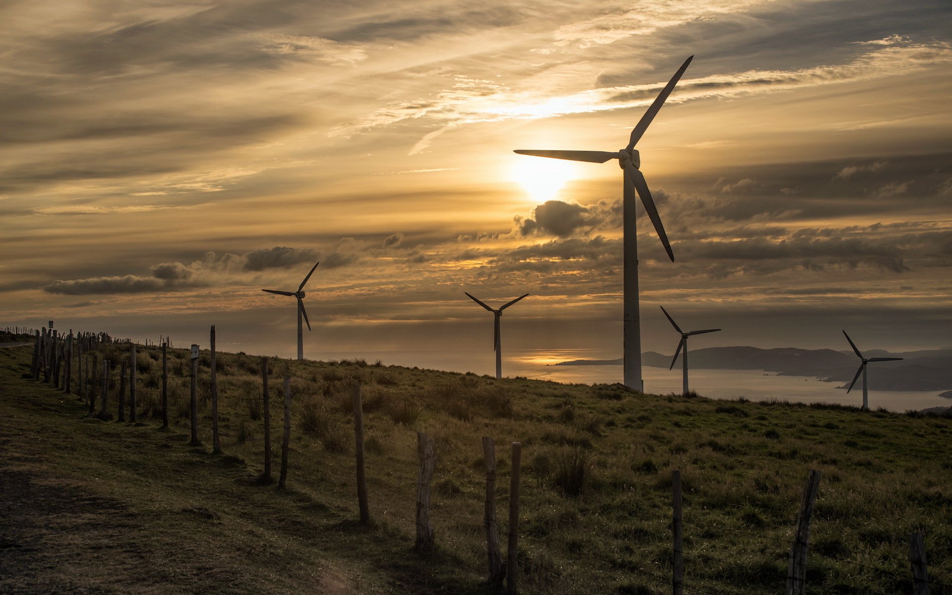 molinos de viento puesta de sol paisaje