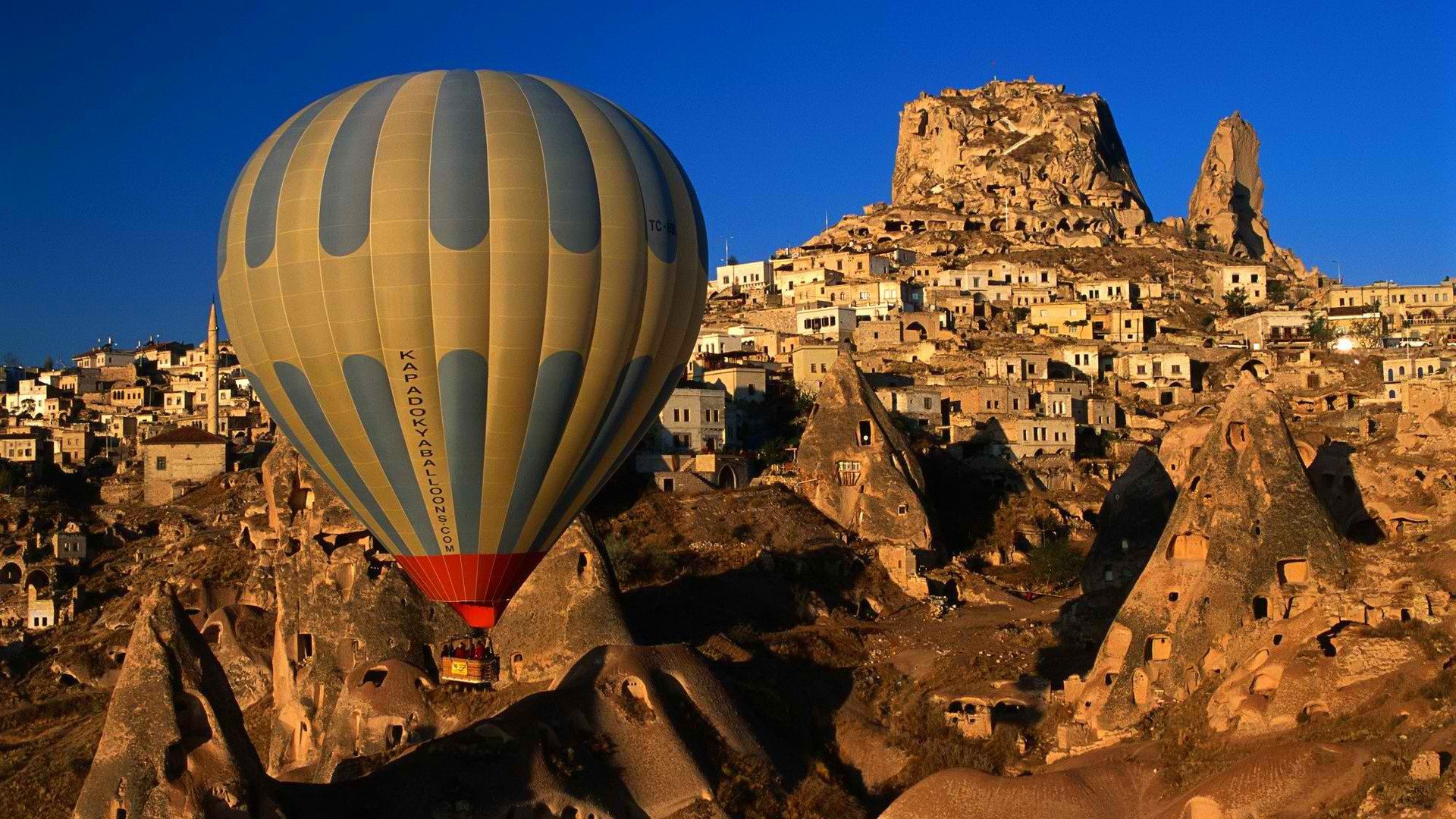 ciel montagnes aul village maisons ballon rocher minaret