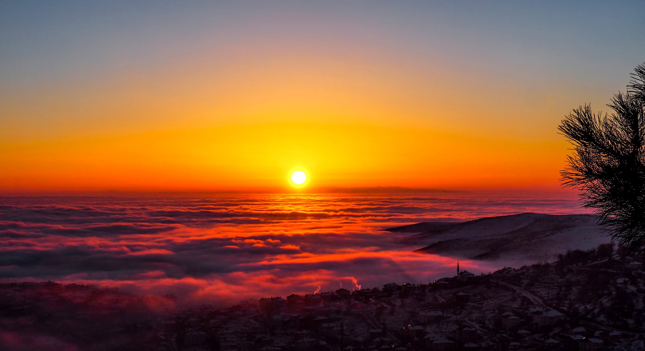 ciel lueur soleil coucher de soleil montagnes brouillard ville