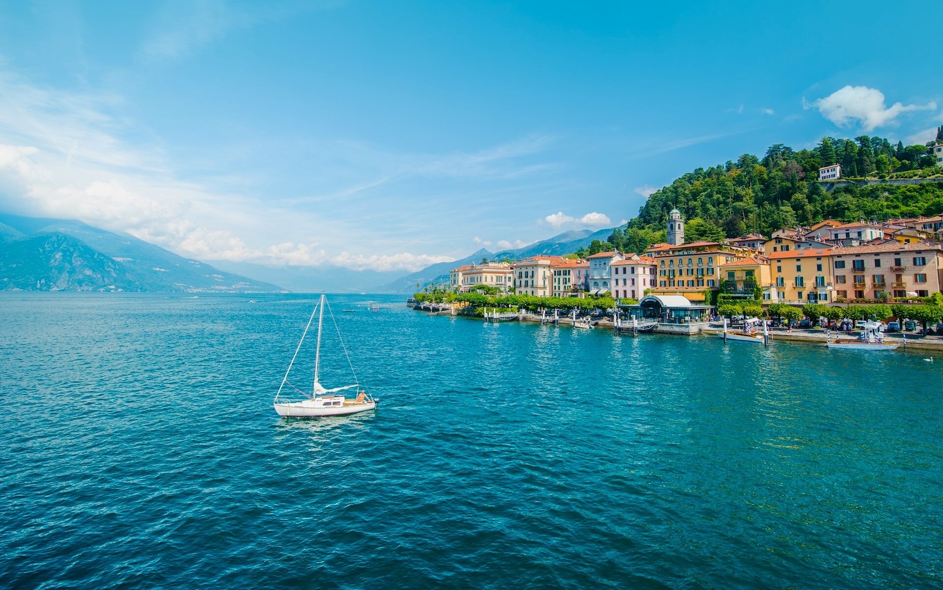 bellagio lombardia włochy jezioro como bellagio jezioro góry jacht budynki promenada