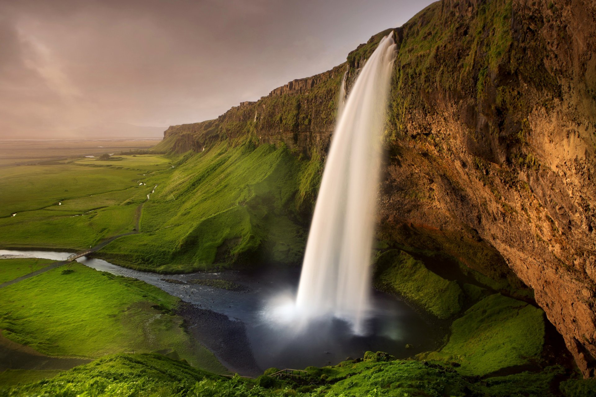 islande cascade seljalandsfoss cascade rochers rivière sentier pont verdure