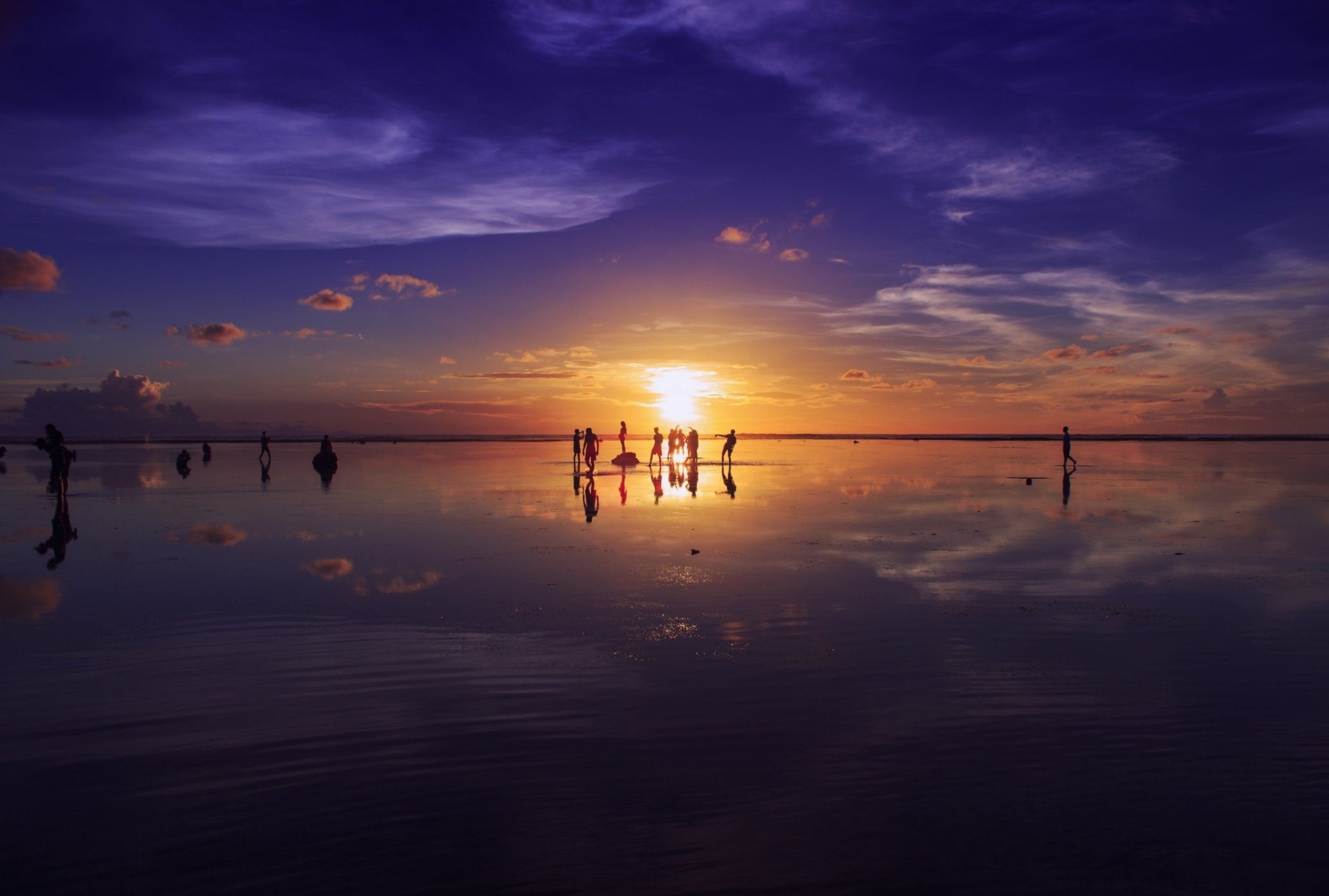 playa. océano costa puesta de sol naturaleza personas