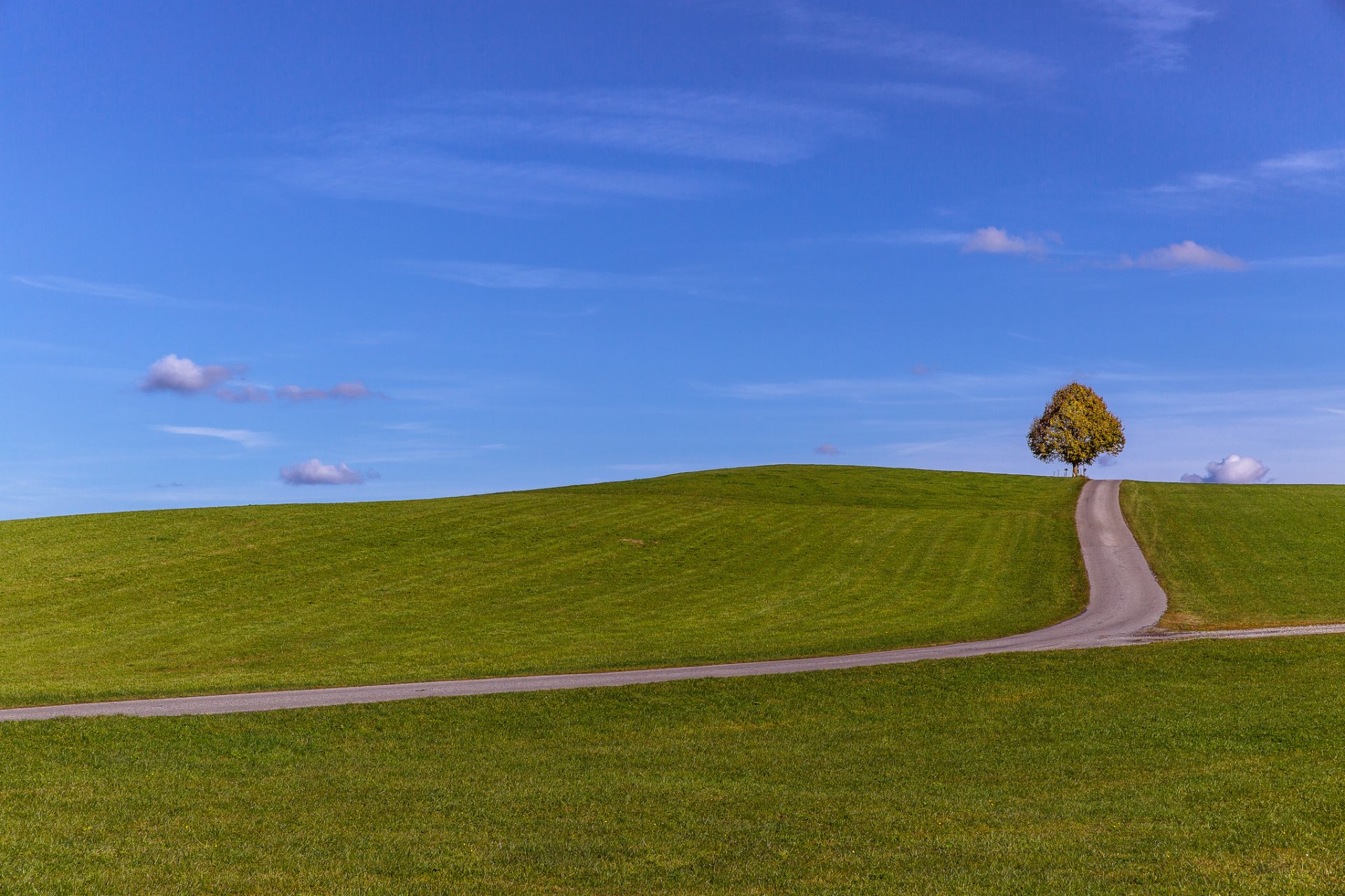 ciel nuages collines champ arbre route