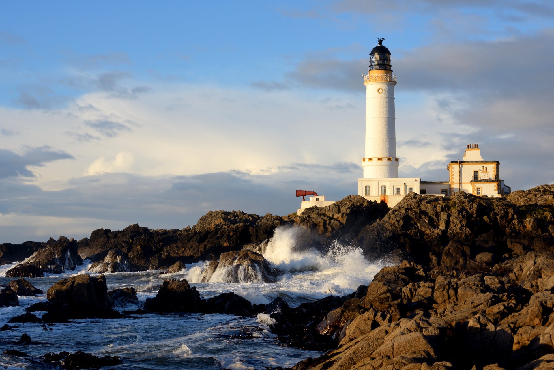 escocia cielo nubes piedras mar faro rocas casa