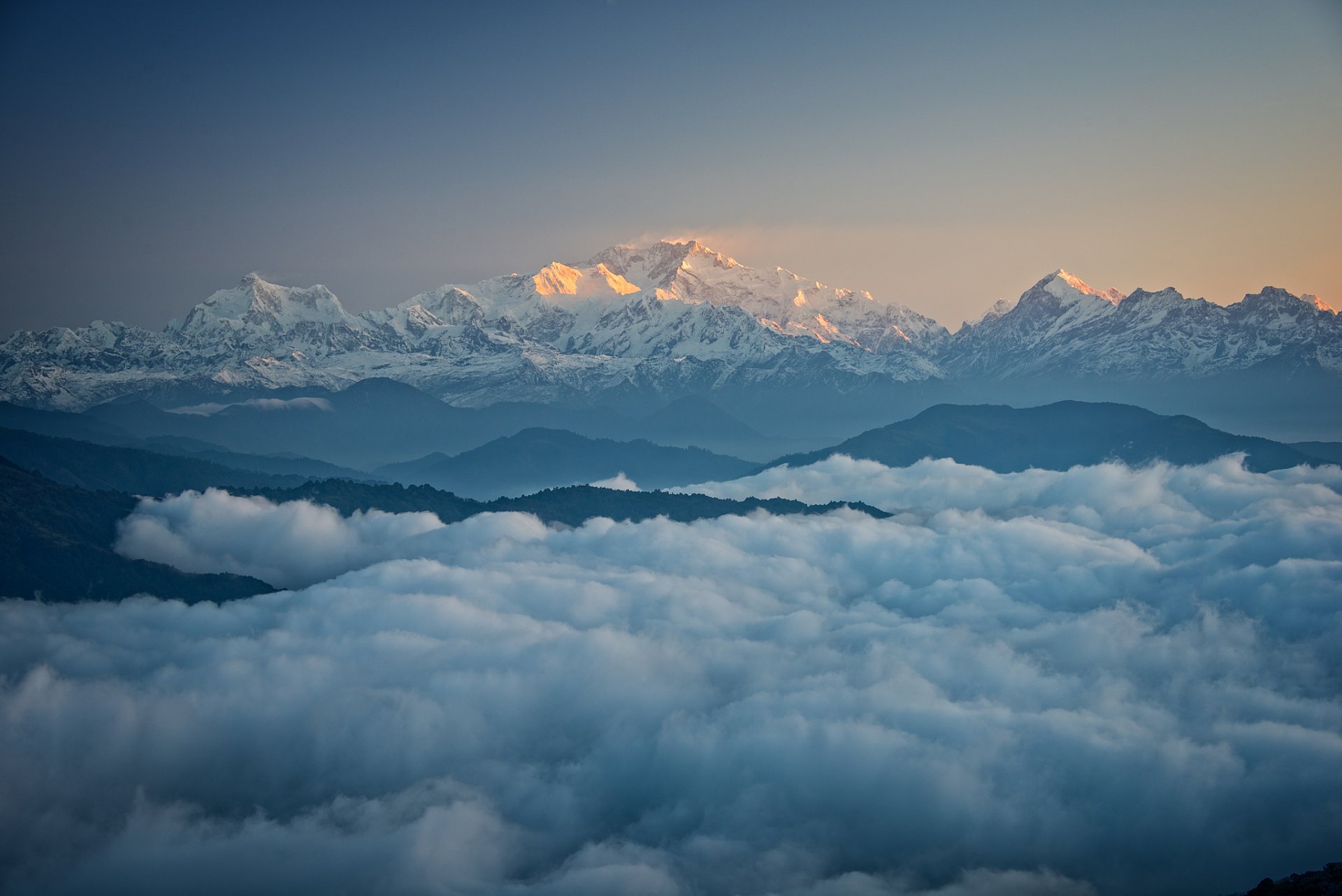 himalaya massiccio kanchenjunga कञ्चनजङ्घा གངས་ཆེན་མཛོད་ལྔ་ कंचनजंघा montagna mattina nube