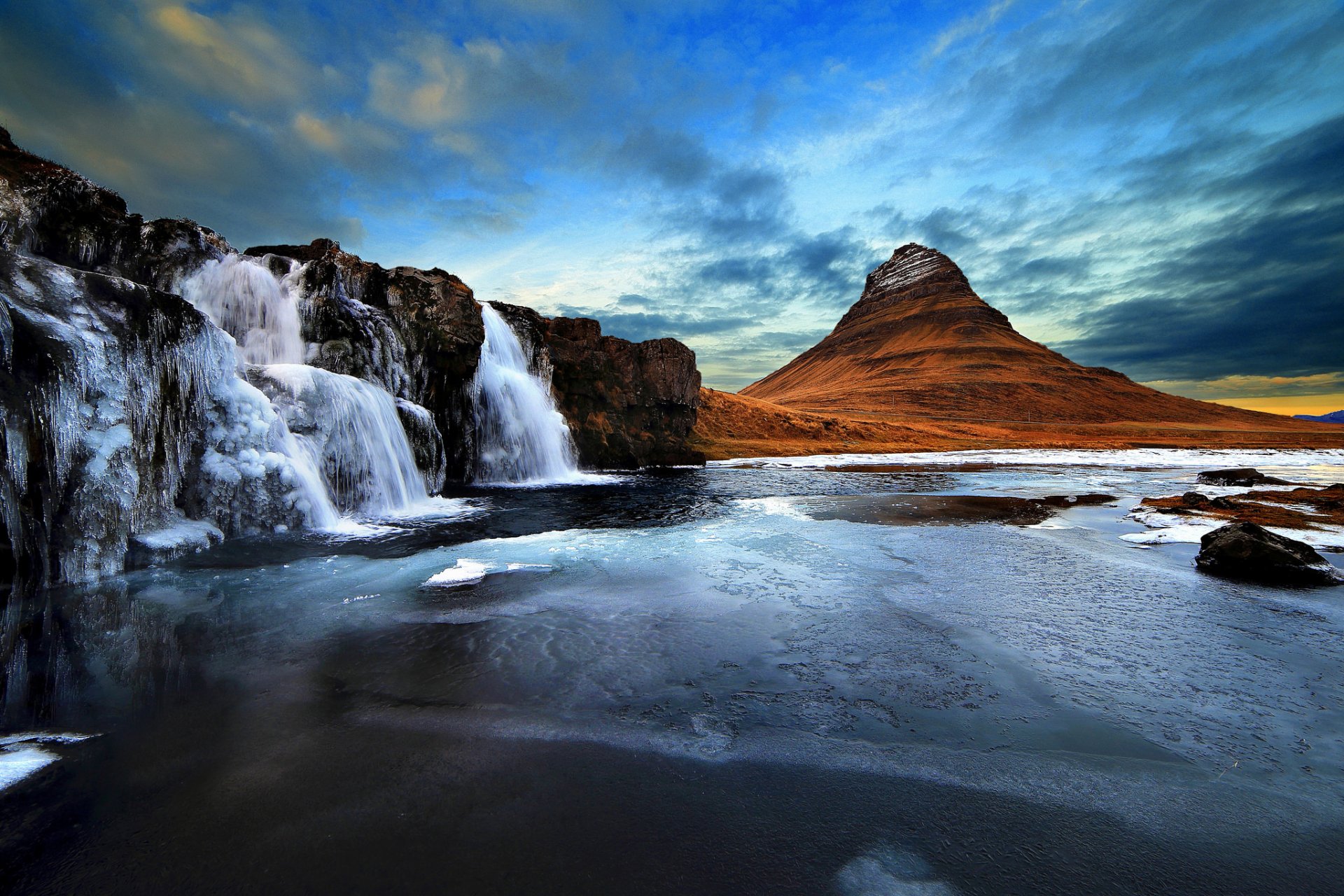 islande kirkjufell montagne volcan roches cascade ciel