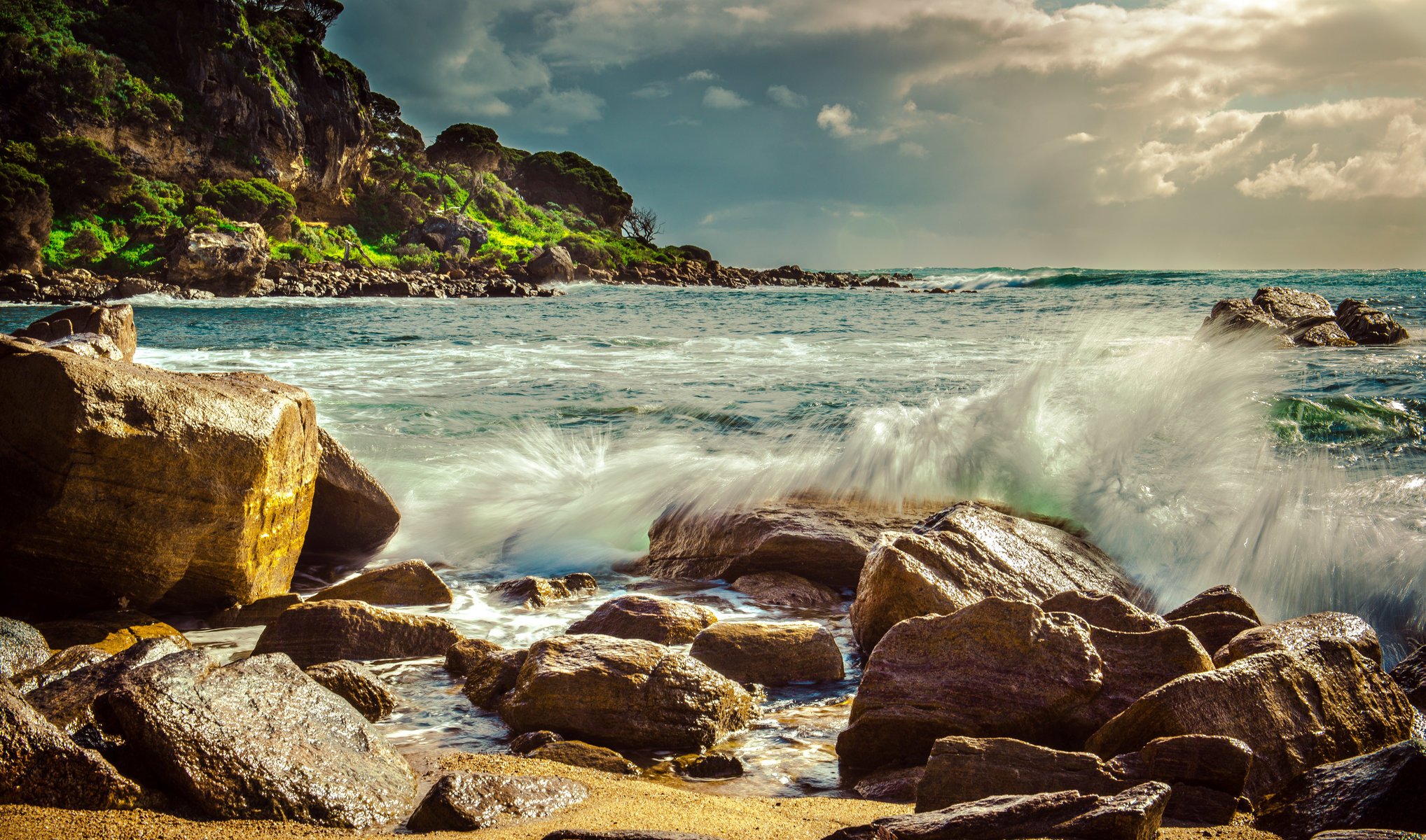 jamie frith fotógrafo foto océano playa rocas rocas olas salpicaduras