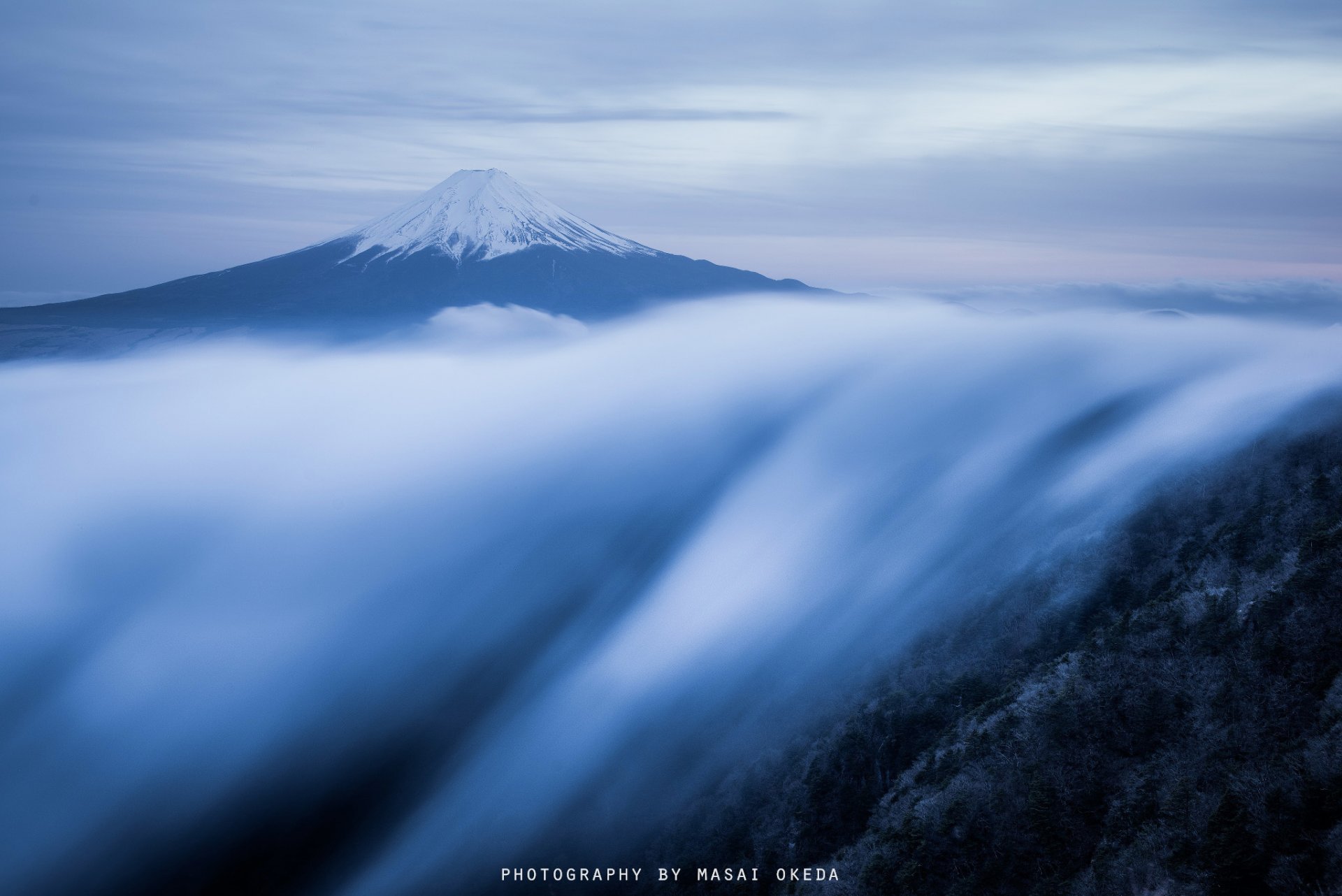 japon île de honshu stratovolcan montagne fujiyama 富士山 matin flux brouillard