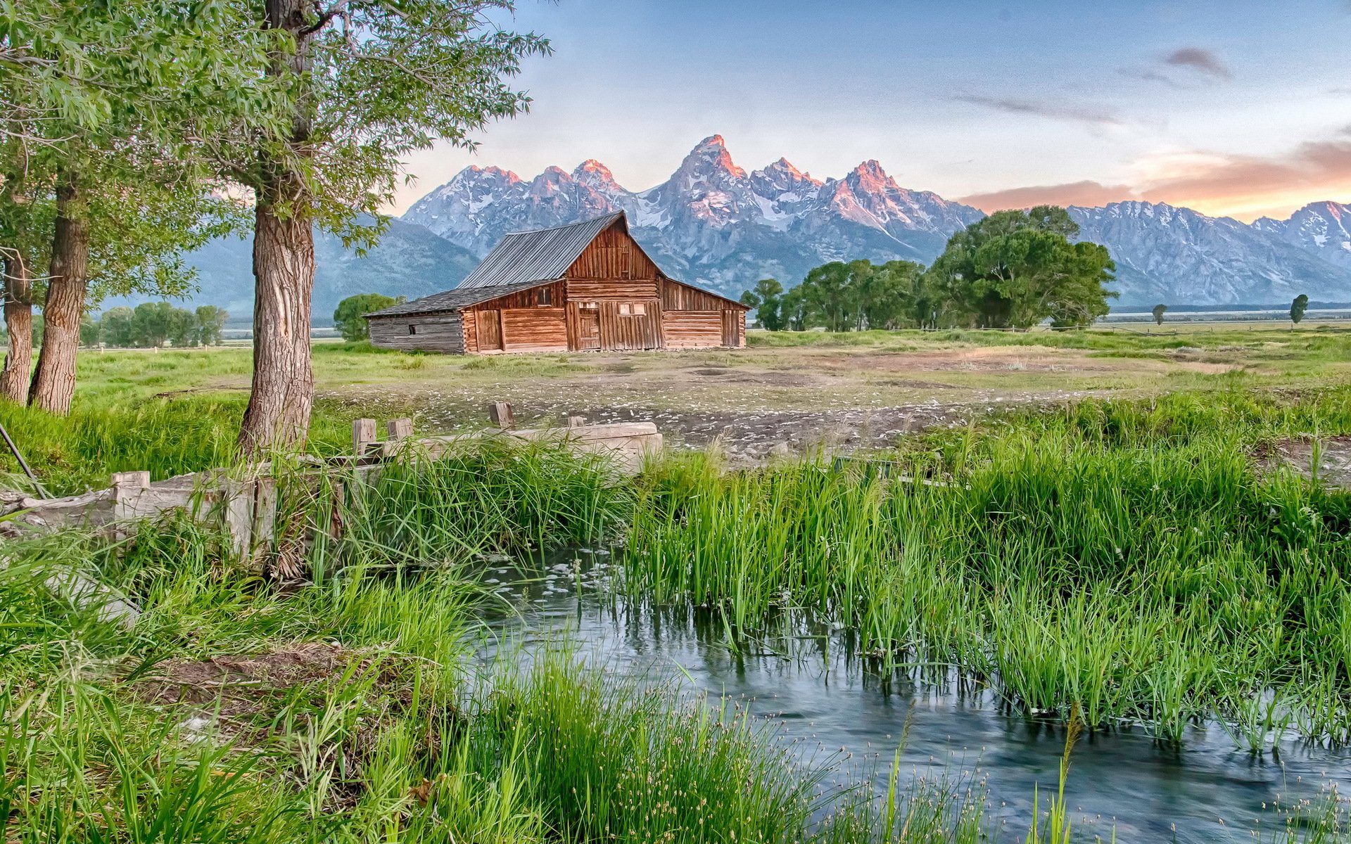 casa montañas río paisaje