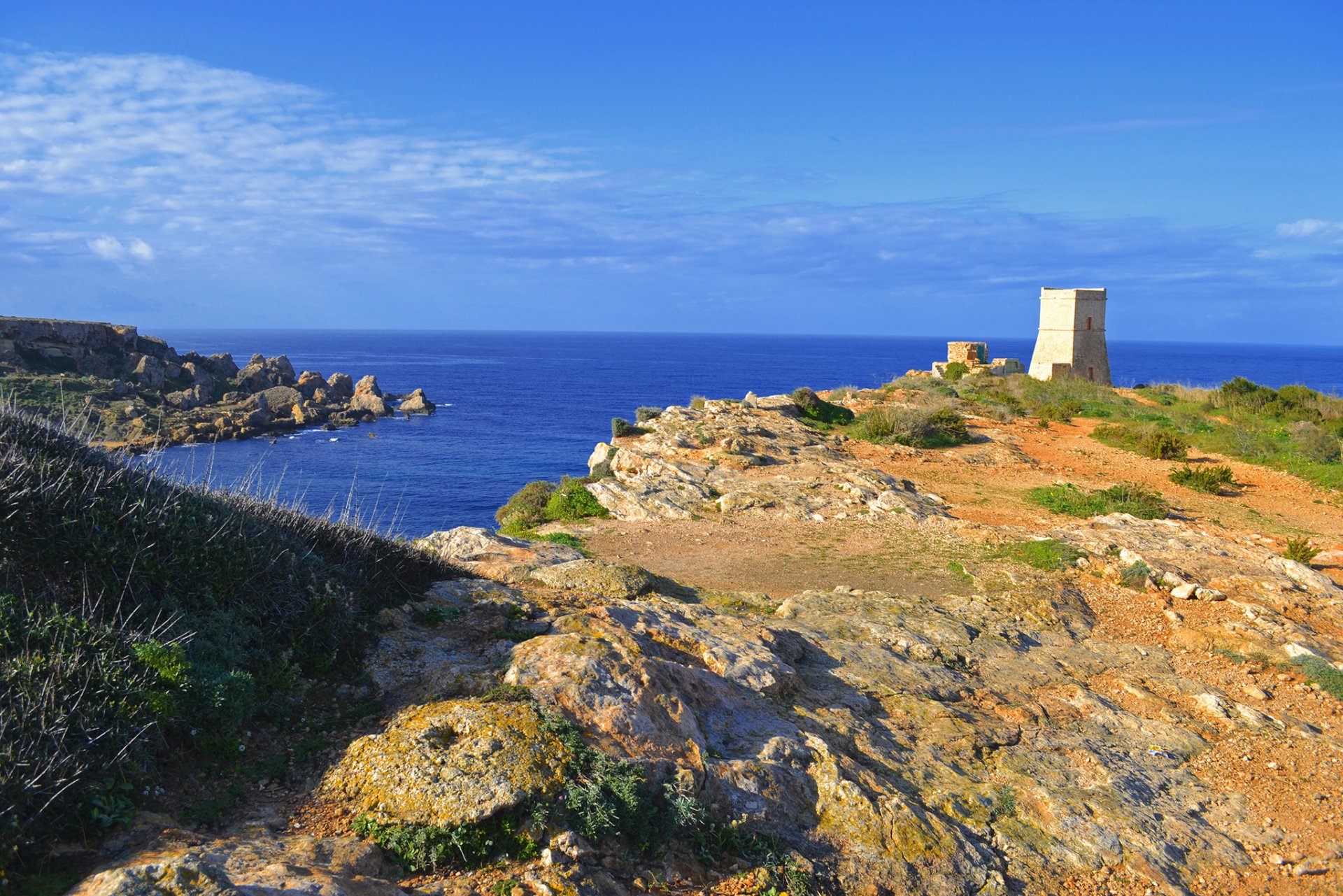 malta cielo nubes mar rocas bahía torre