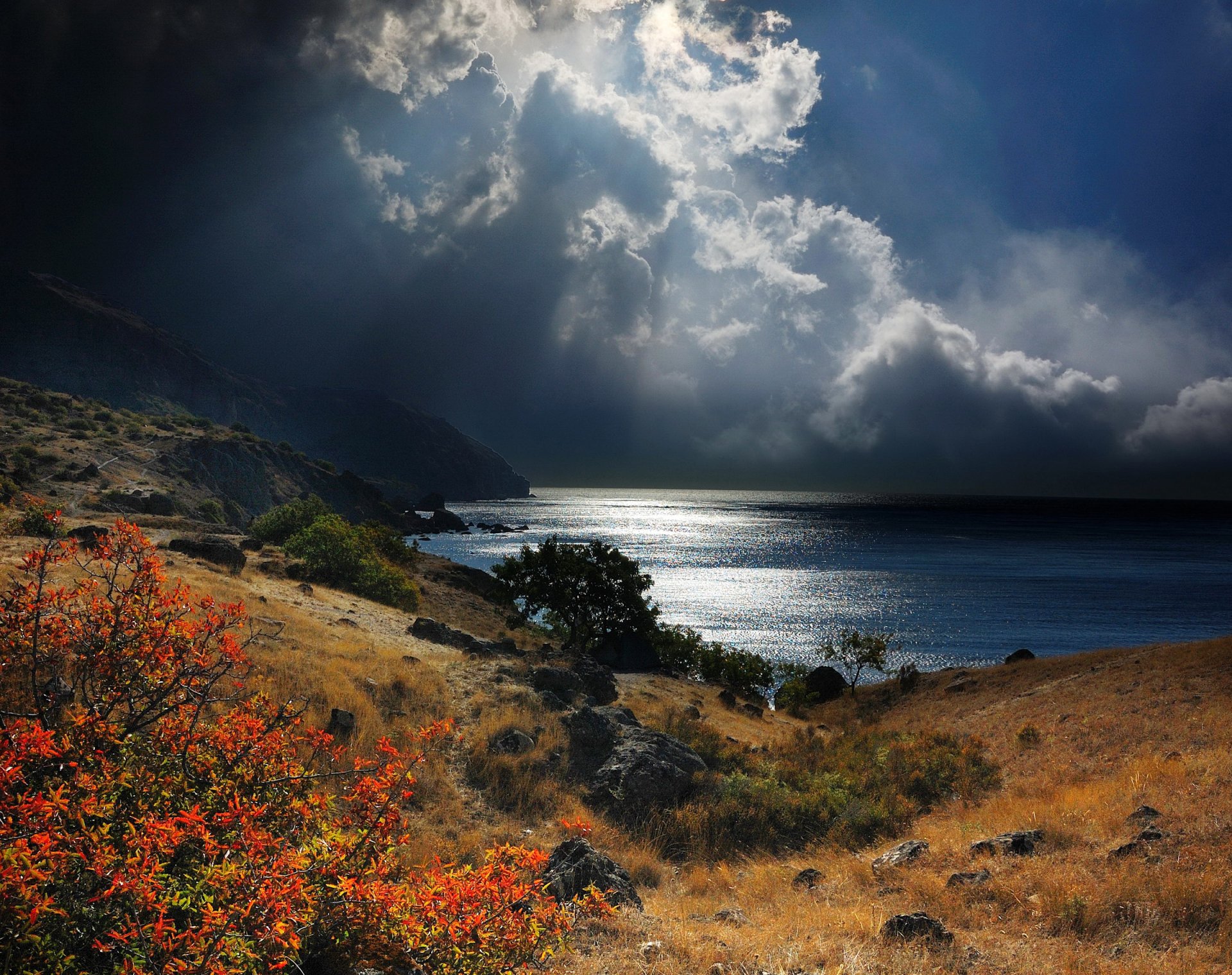 crimea mar negro costa montañas piedras arbustos hierba cielo nubes rayos del sol nublado