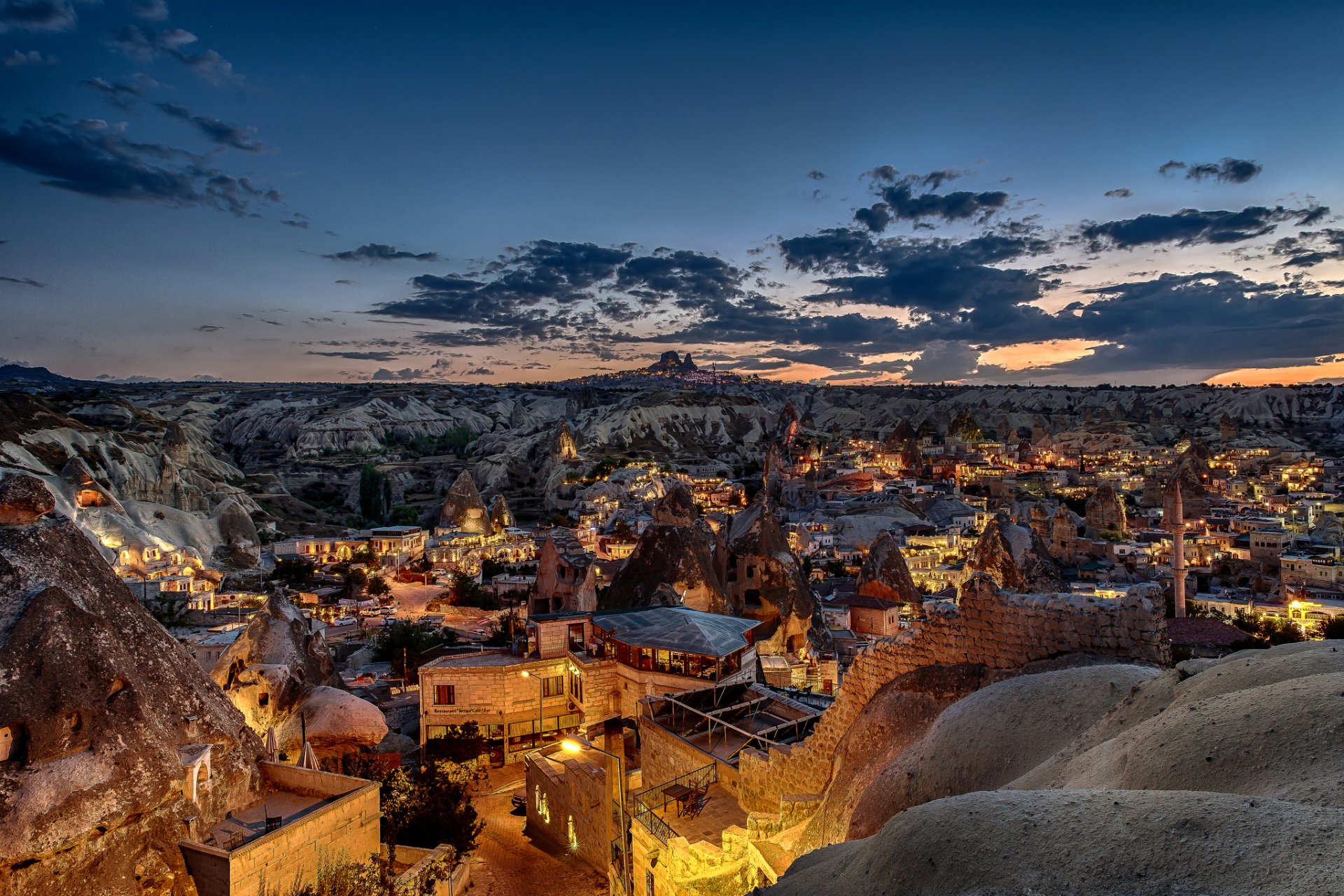 cappadoce turquie montagnes roches soirée ciel lumières maisons