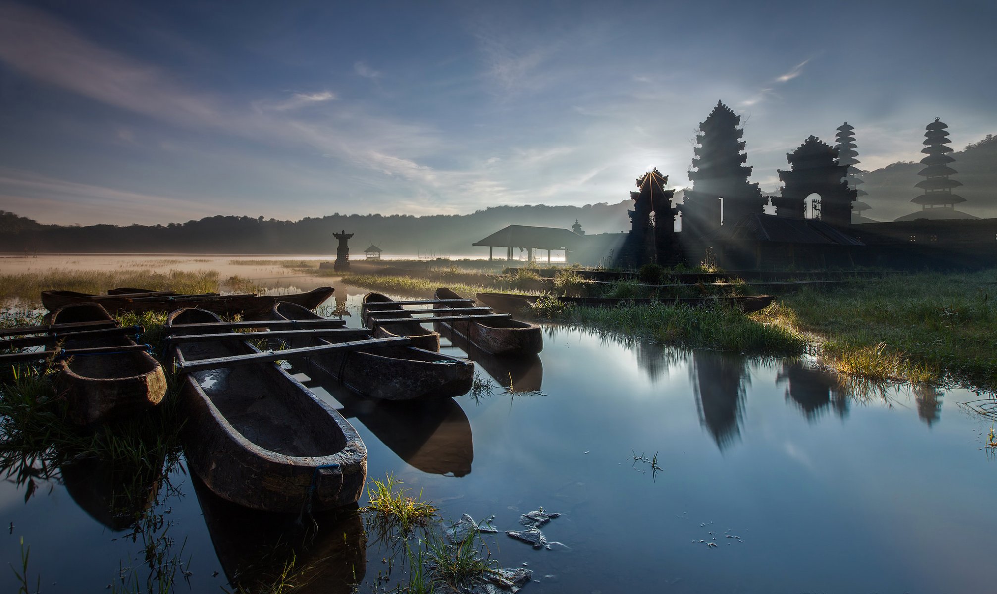 asie pagode matin brouillard lac bateau arbres eau