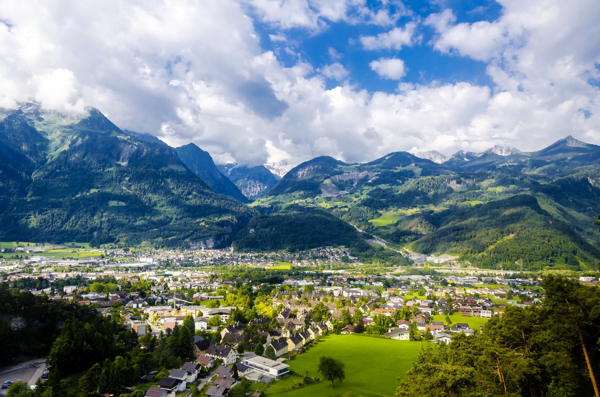 österreich muttersberg stadt häuser berge tal panorama draufsicht