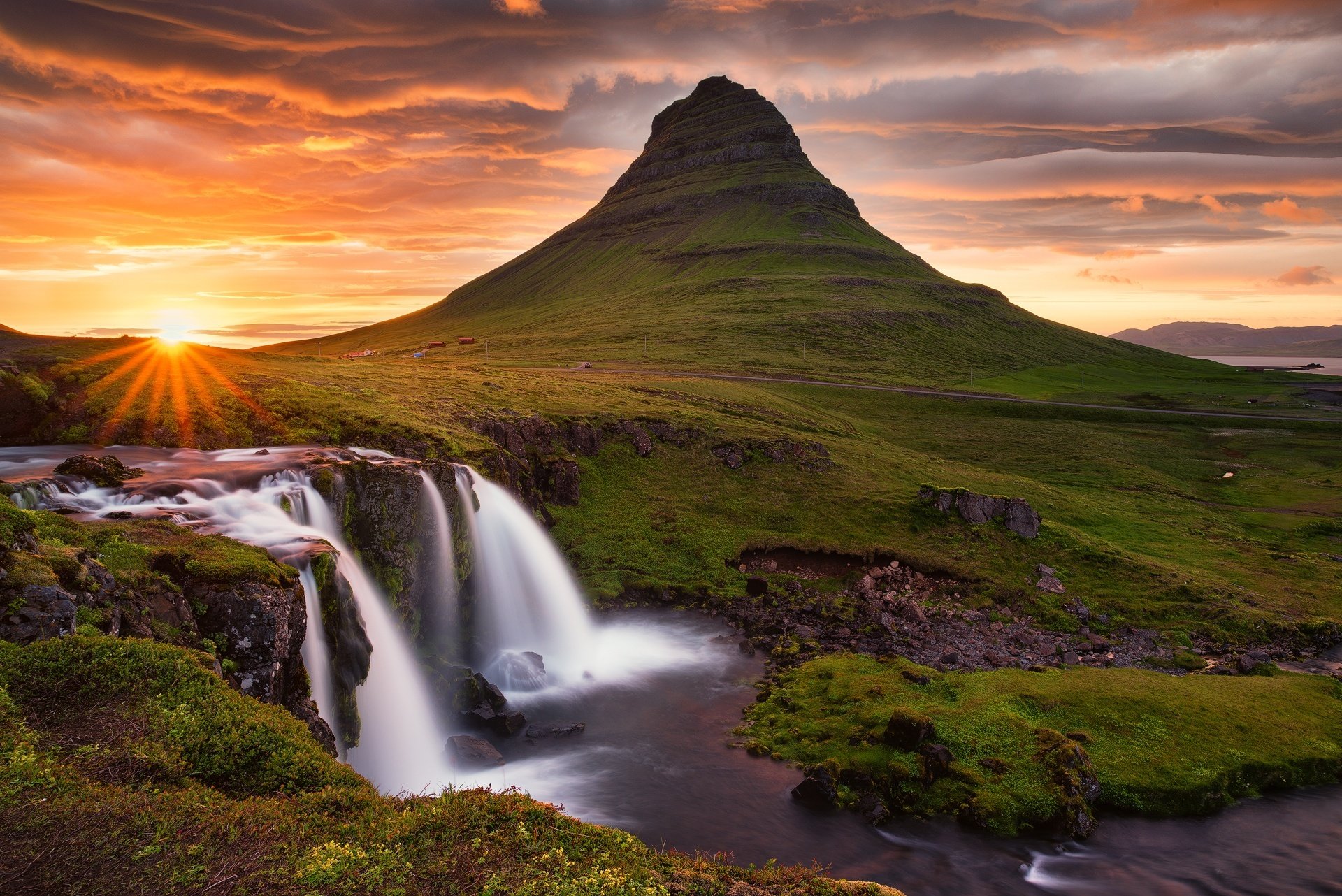 island kirkjufell berg vulkan felsen wasserfall himmel wolken sonne