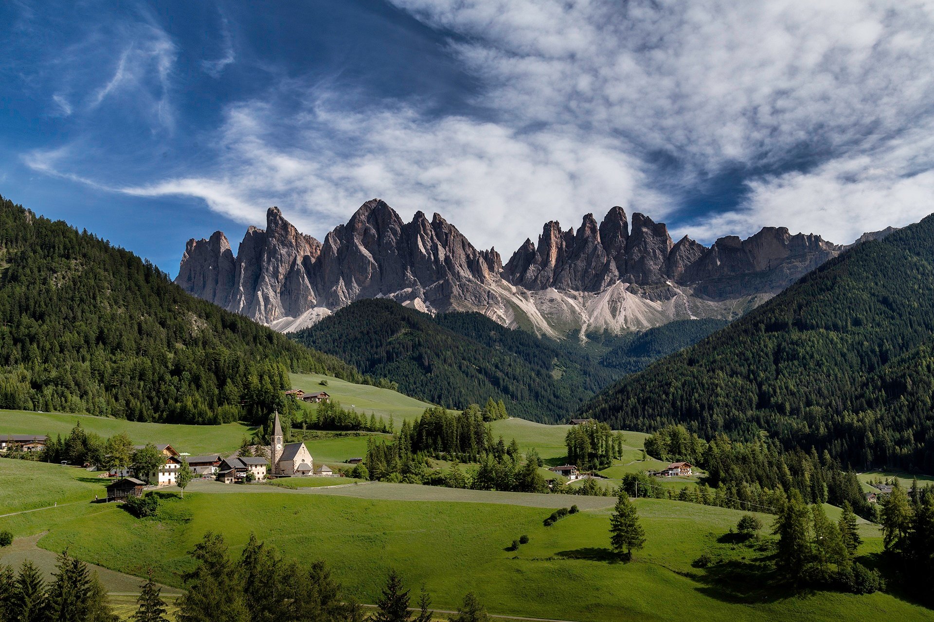 italia alto adige val di funes cielo nuvole chiesa tempio foresta montagne dolomiti prati