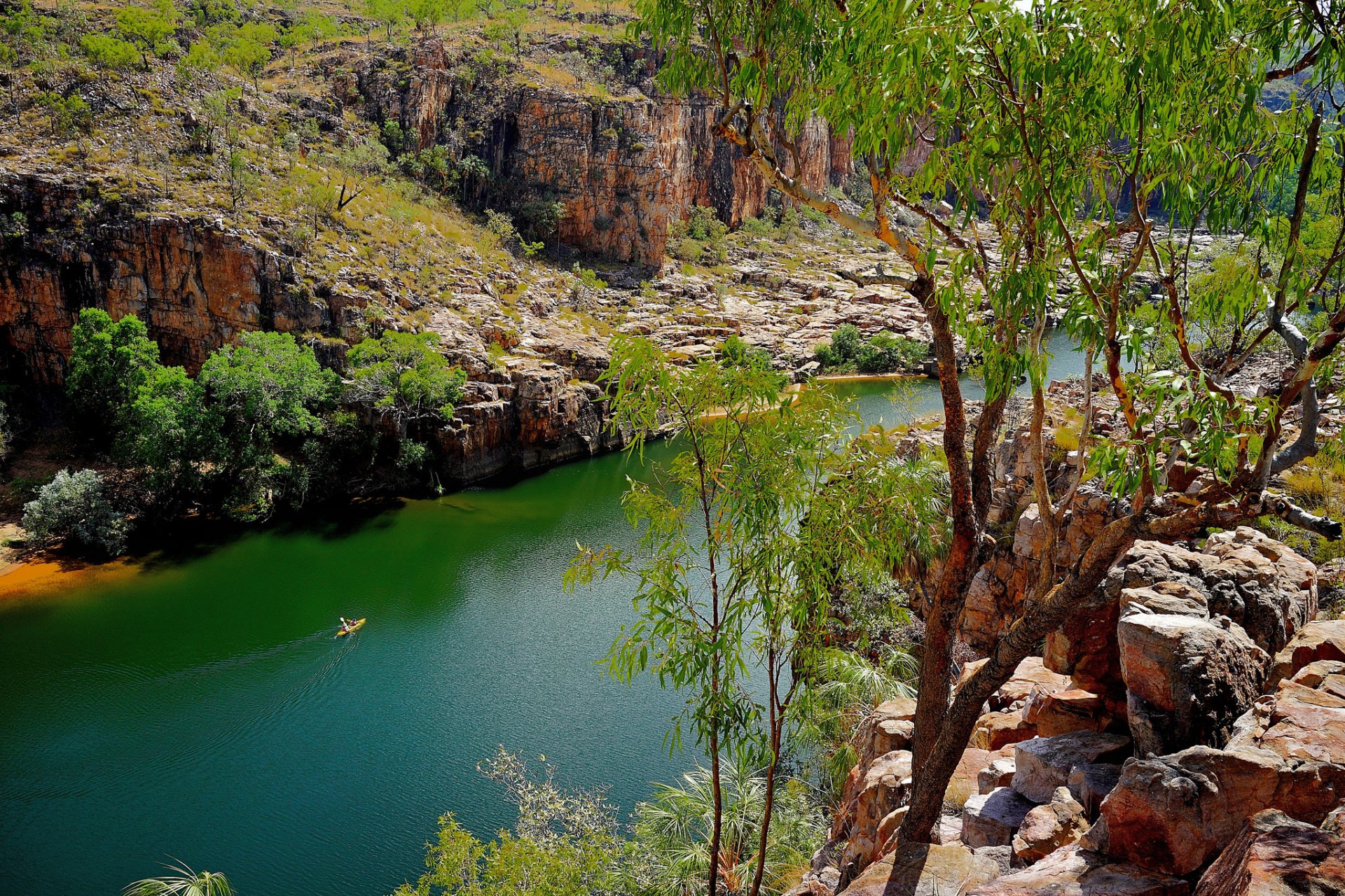 parque nacional nitmilek australia rocas árboles río barco rocas