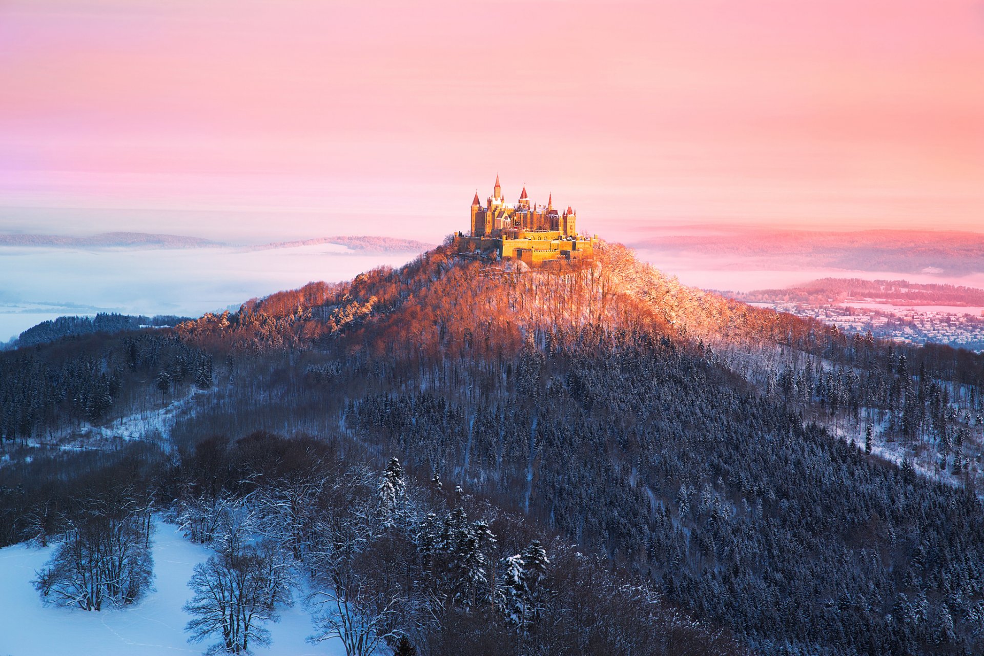 niemcy badenia-wirtembergia szczyt góry hohenzollern zamek-twierdza zamek hohenzollern burg hohenzollern poranek światło mgła