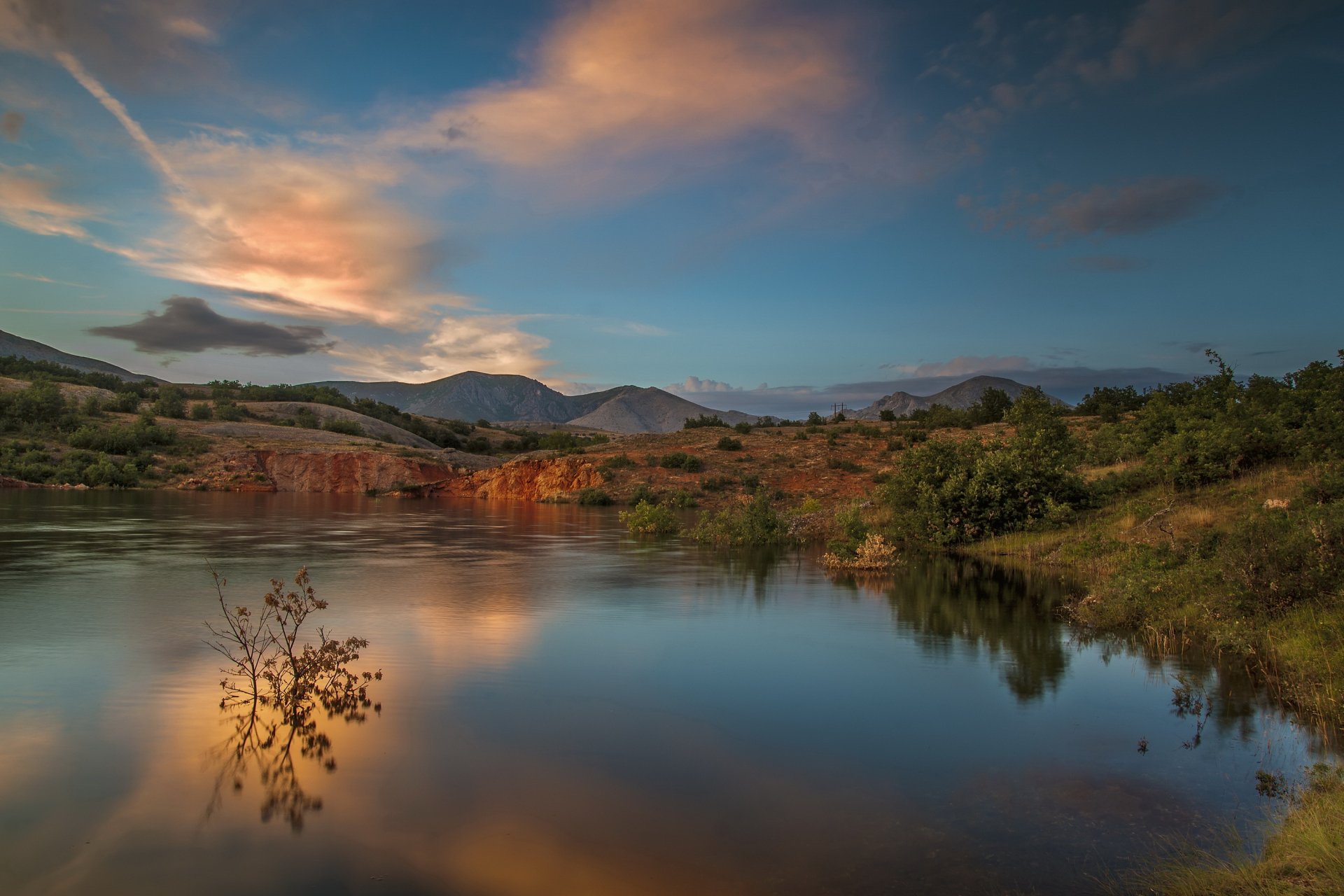 montagnes collines lac coucher de soleil