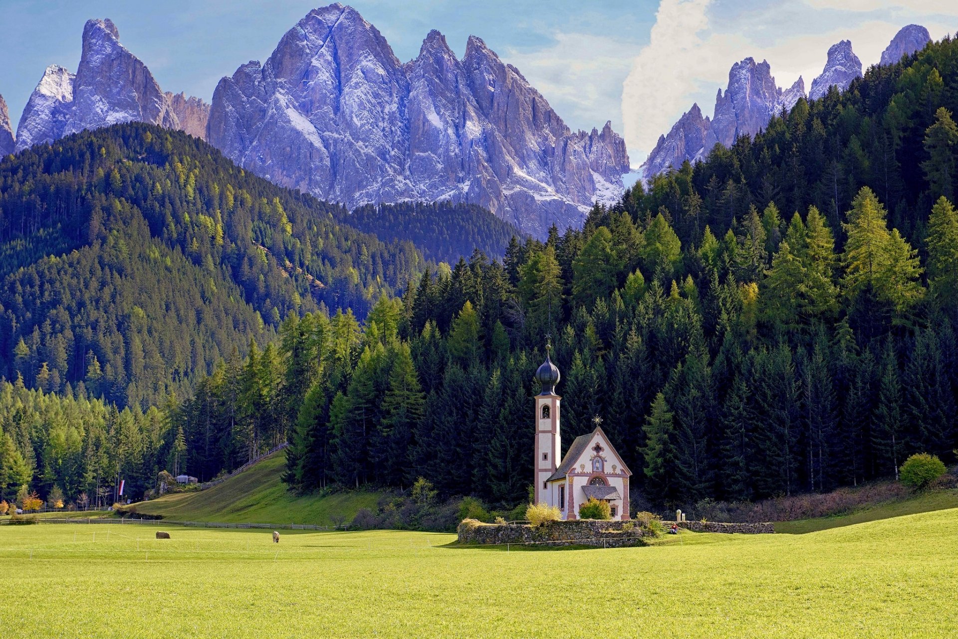 santa maddalena funes tyrol du sud italie dolomites santa maddalena dolomites église prairie montagnes forêt