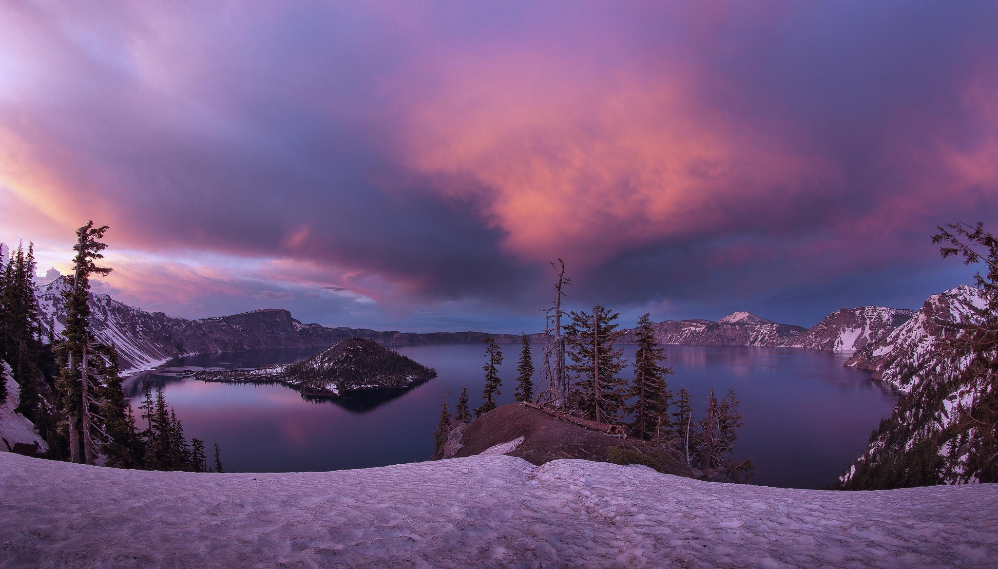 lac île cratère hiver neige coucher de soleil crater lake national park oregon états-unis crater lake