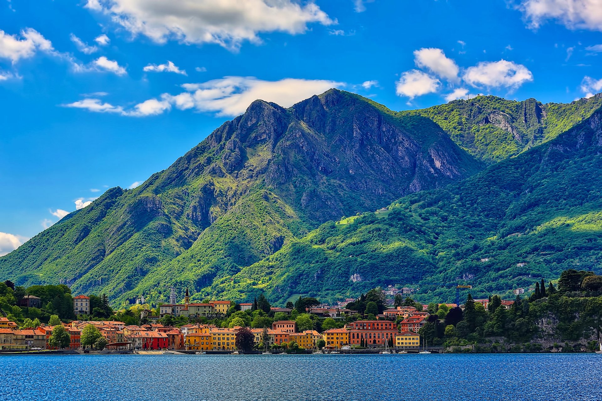 cielo nuvole montagne lago città case alberi