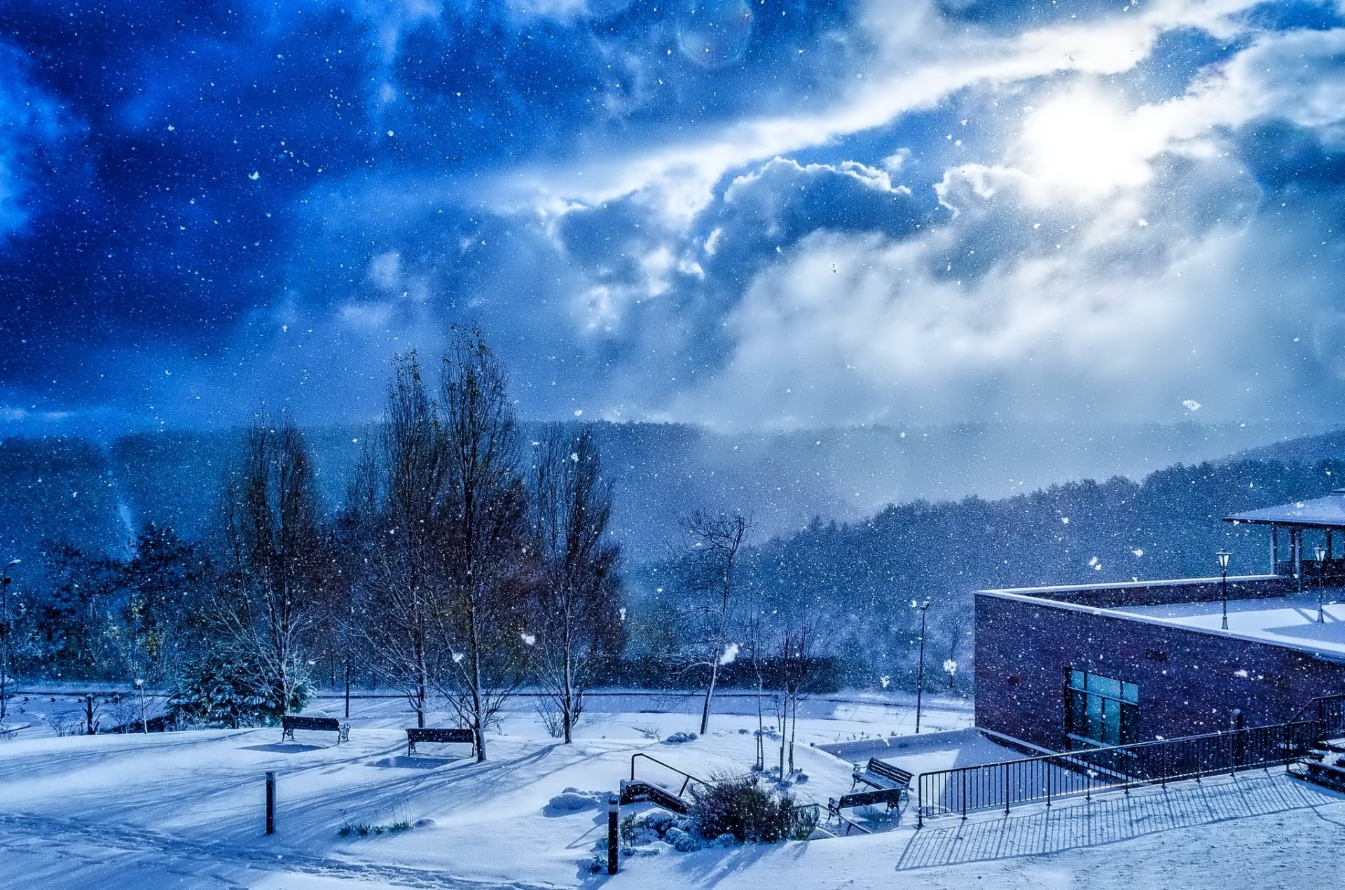 invierno nieve edificio árboles bancos cielo nubes