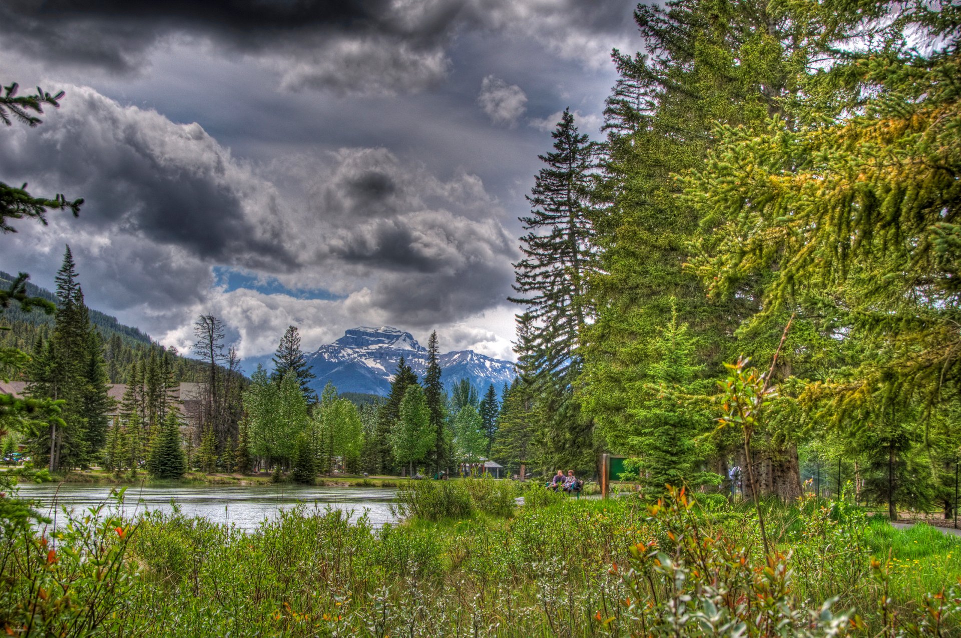 alberta canada cielo nuvole parco alberi montagne persone lago fiori