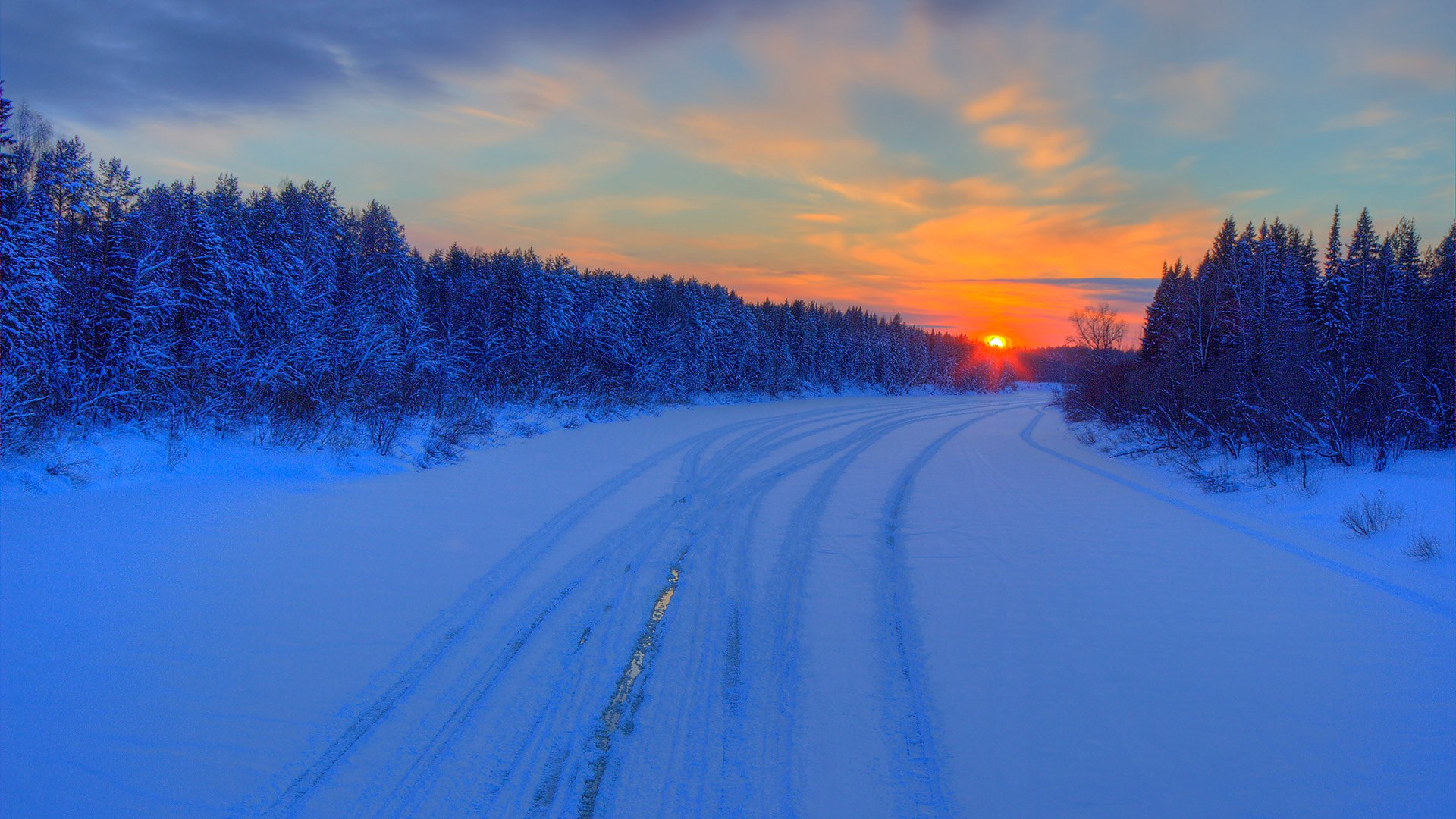 hiver forêt route ciel nuages coucher de soleil lueur