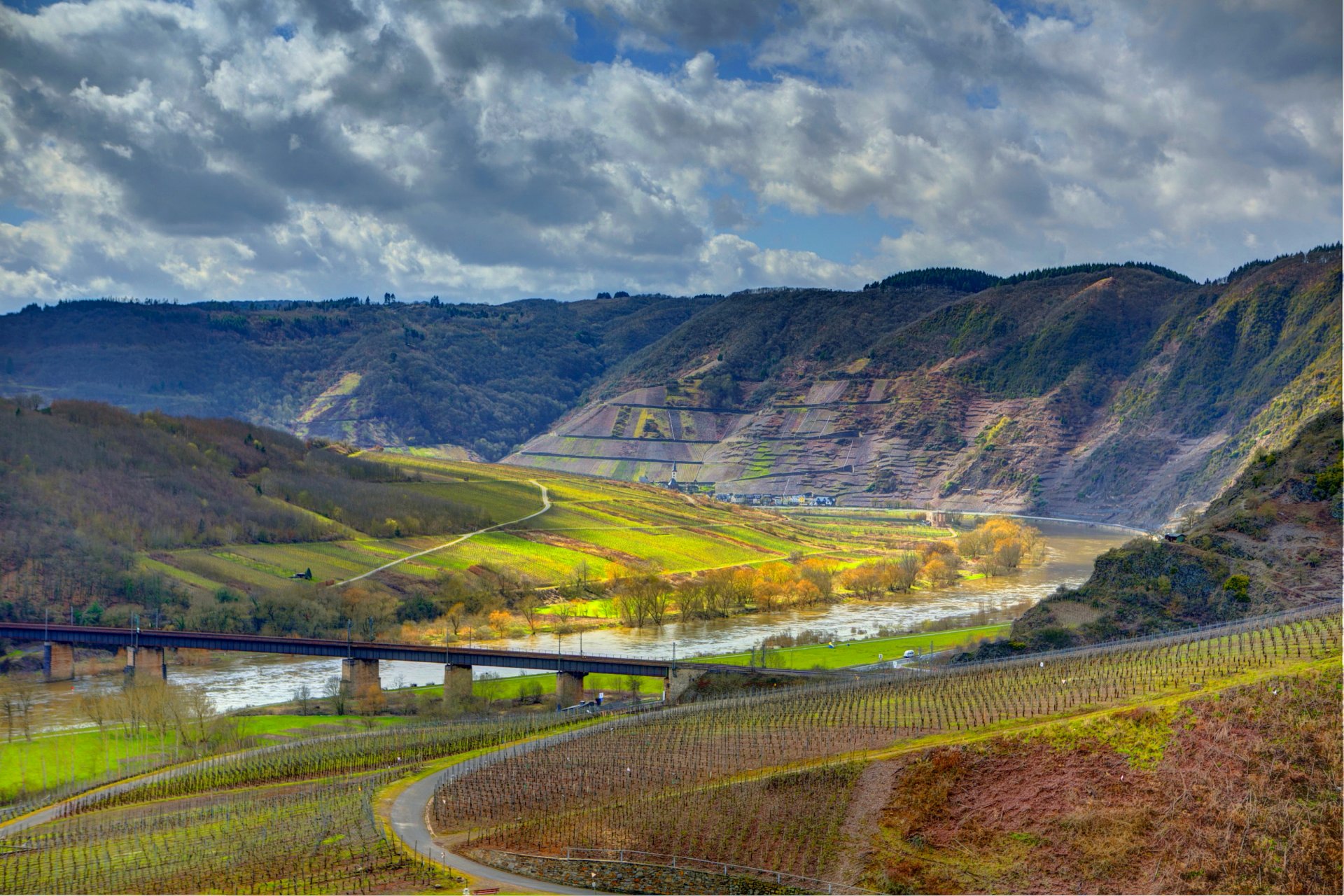 ediger-eller allemagne ciel nuages montagnes champ rivière pont vignoble