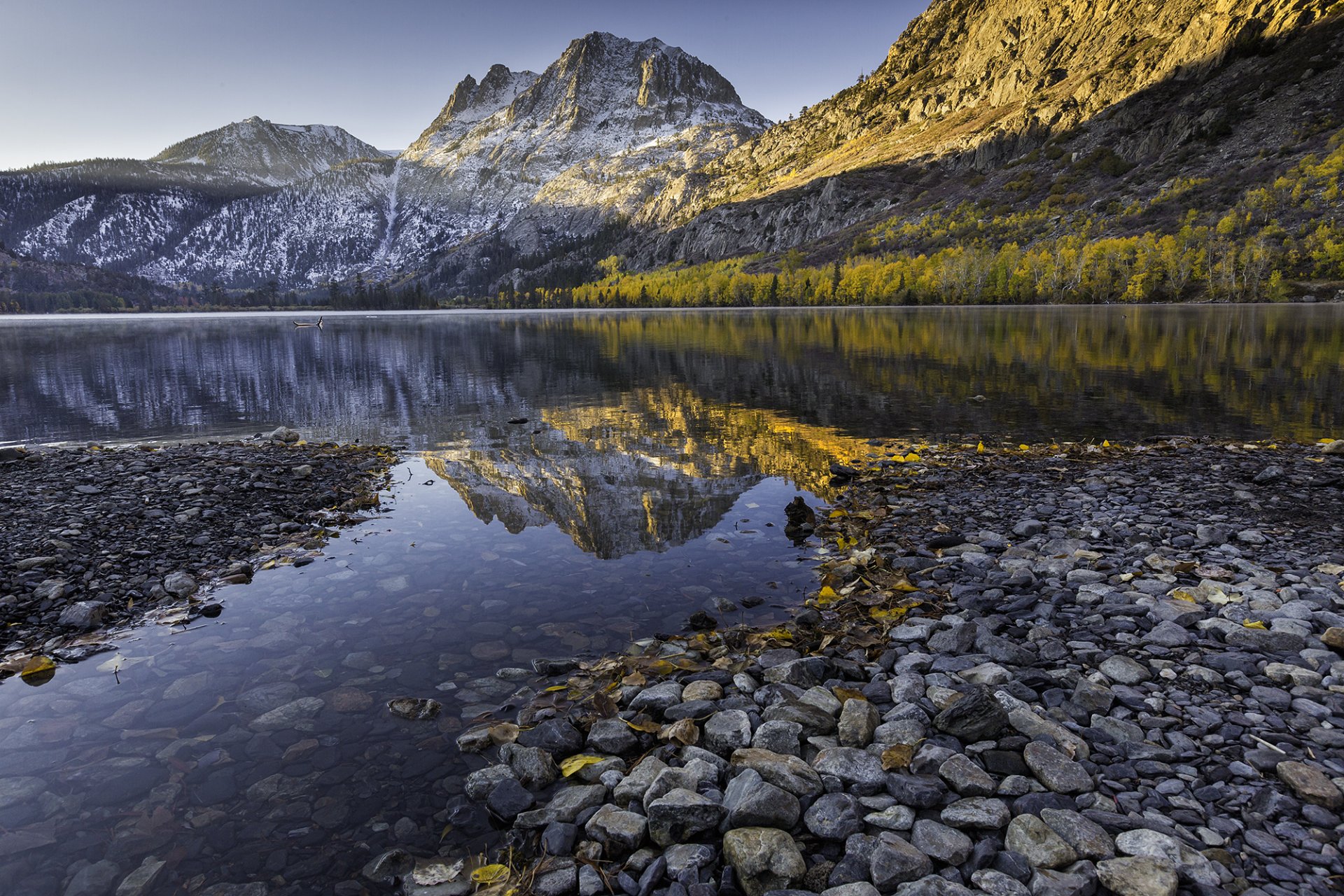 lago montañas bosque naturaleza piedras