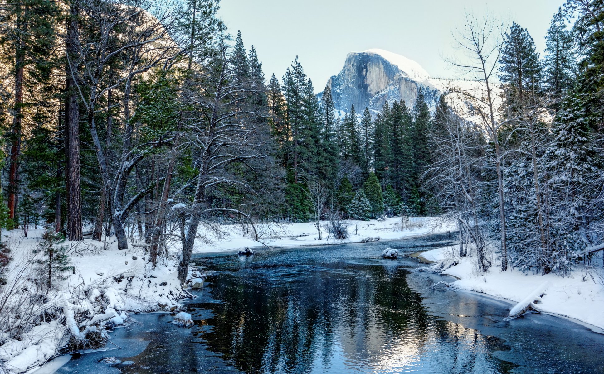 états-unis parc national de yosemite californie hiver neige forêt montagnes rivière arbres