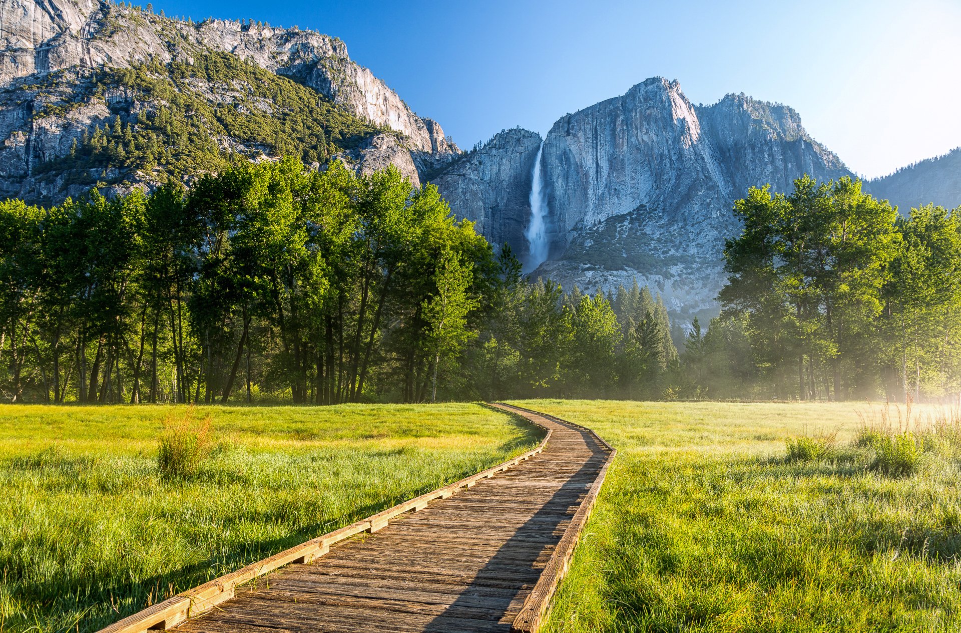 parc national de yosemite californie états-unis montagnes forêt arbres cascade passerelle