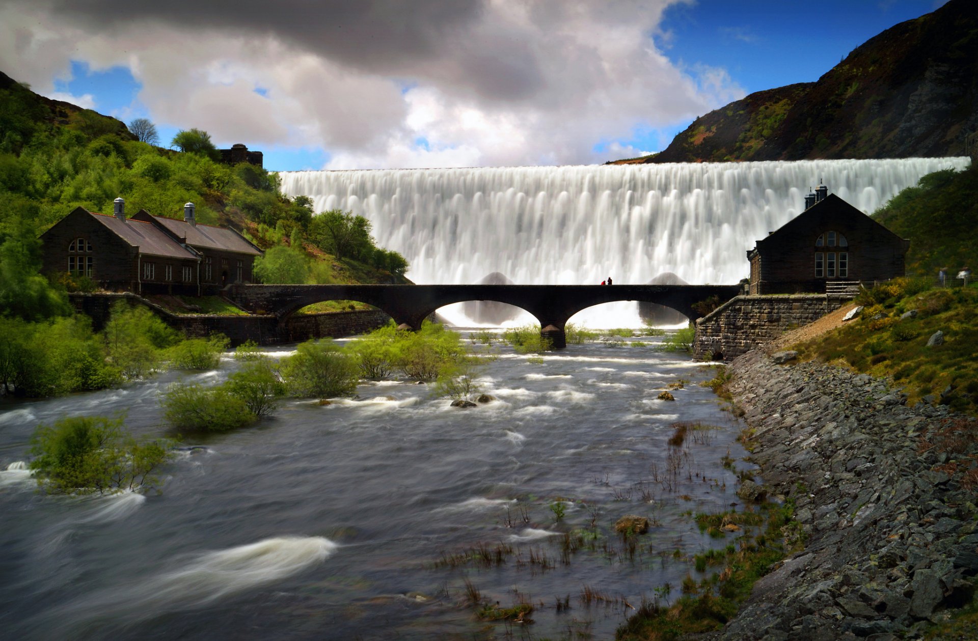 cielo montañas cascada río puente arco casa