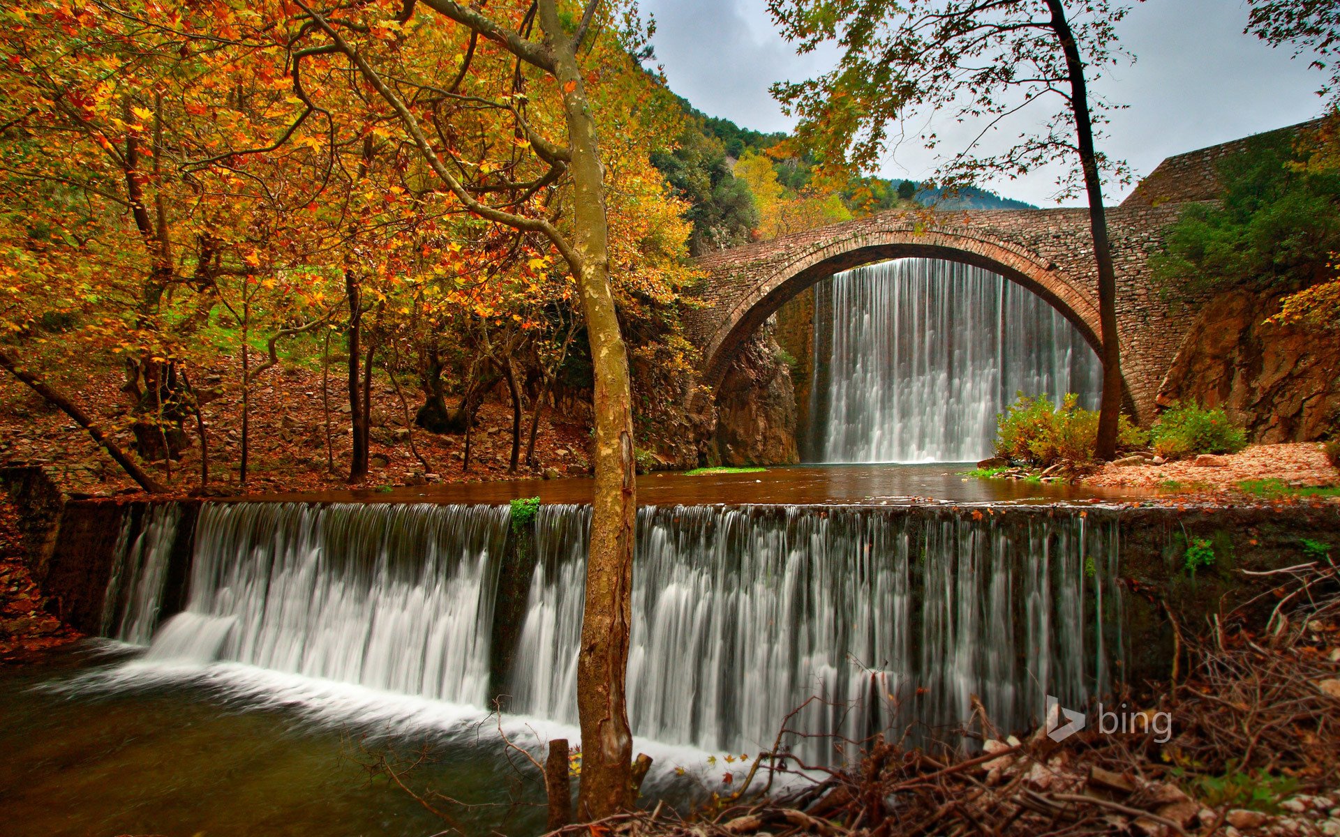 griechenland trikala himmel fluss wasserfall bäume brücke herbst