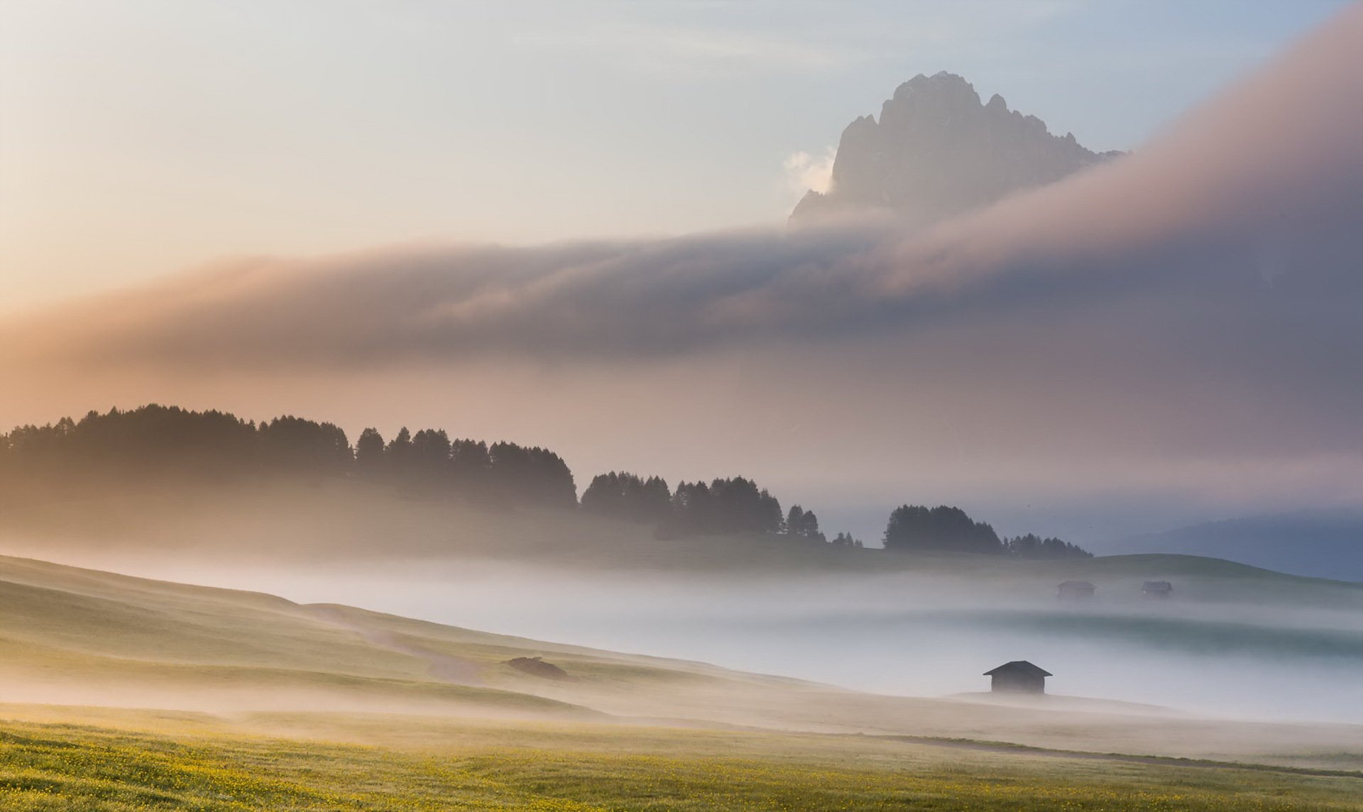 niebla mañana montañas paisaje alpe di siussi dolomitas italia