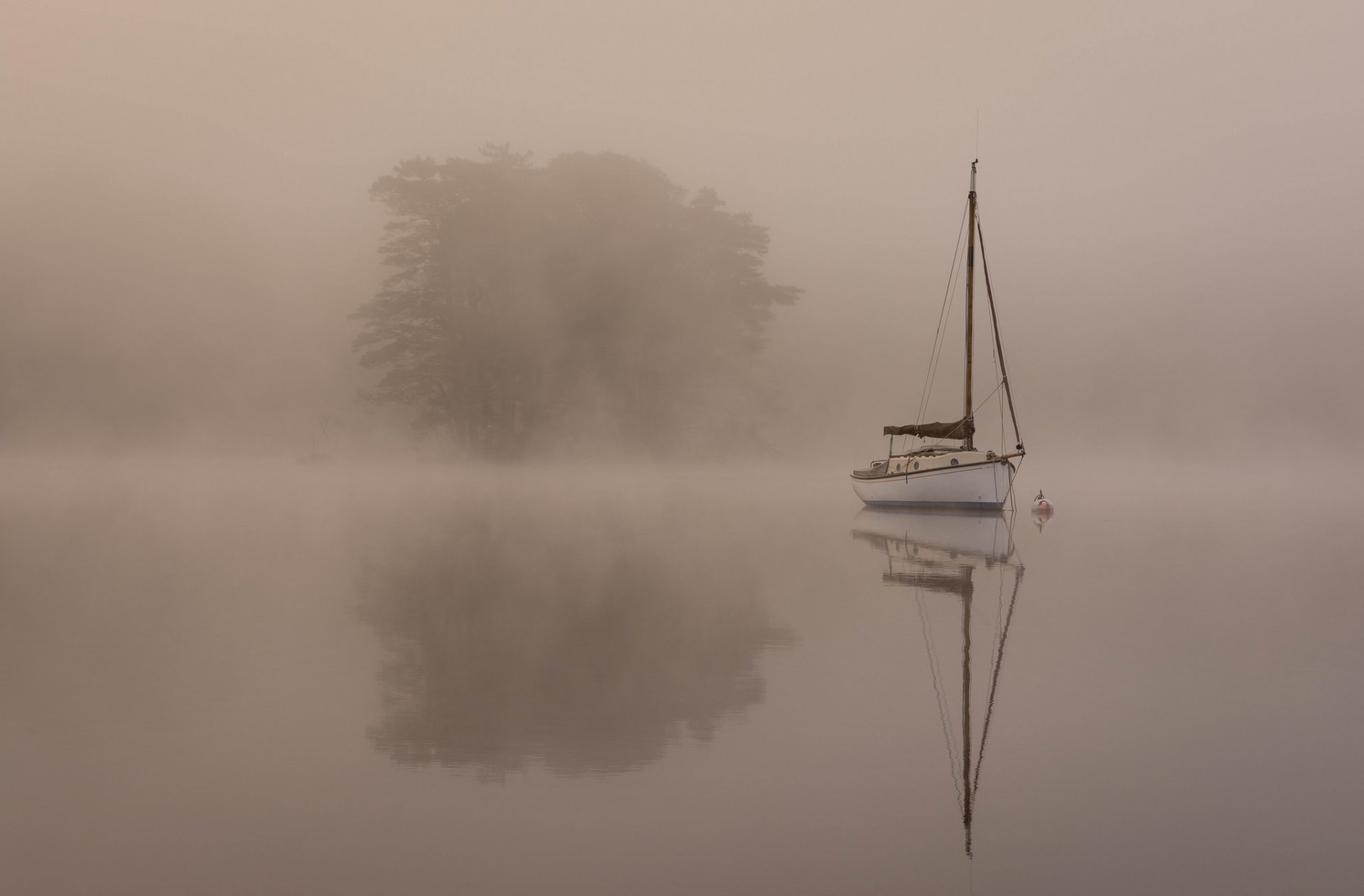 nebbia lago barca yacht mattina