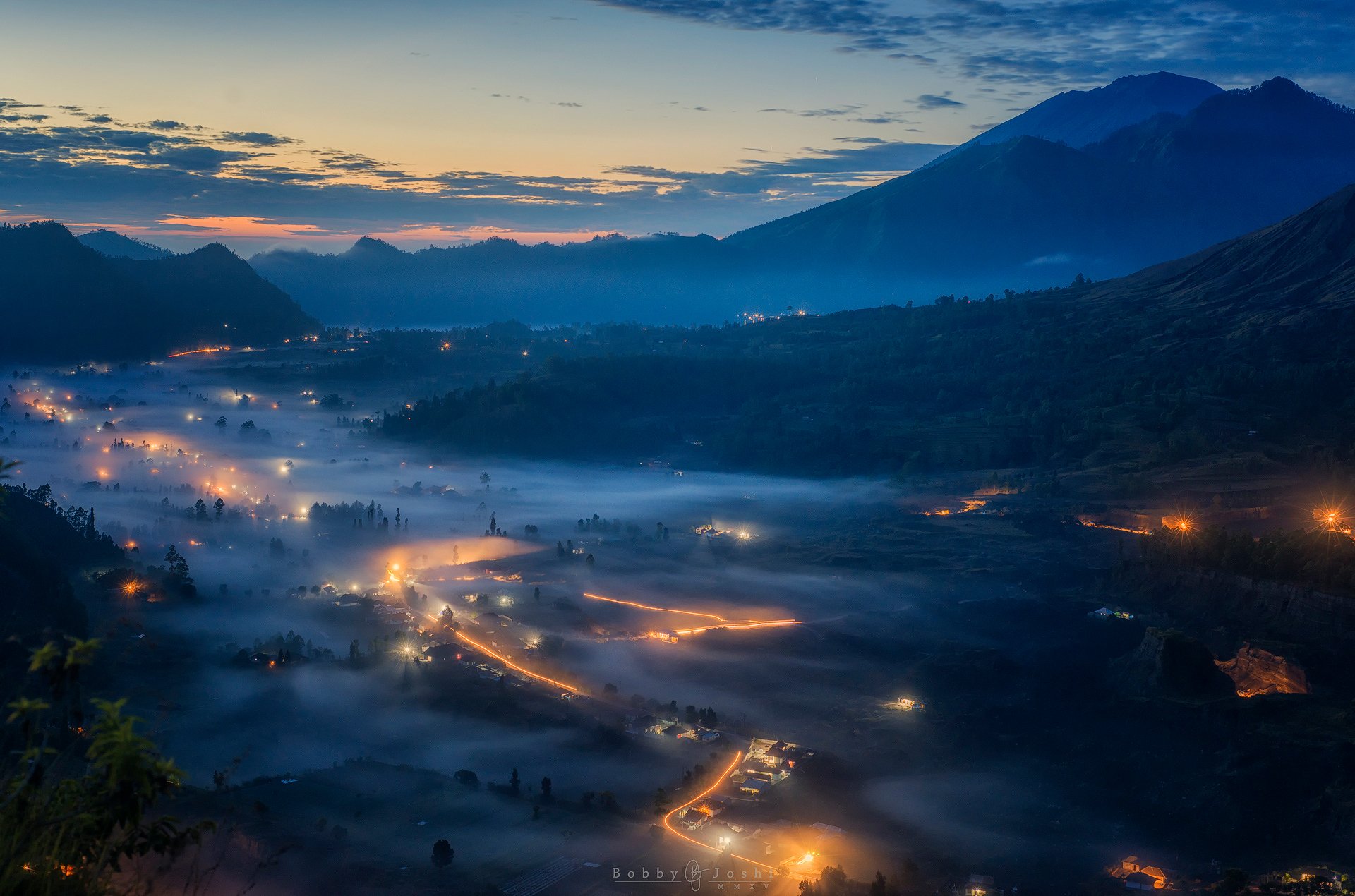 bali montagna mattina sera nebbia valle luci