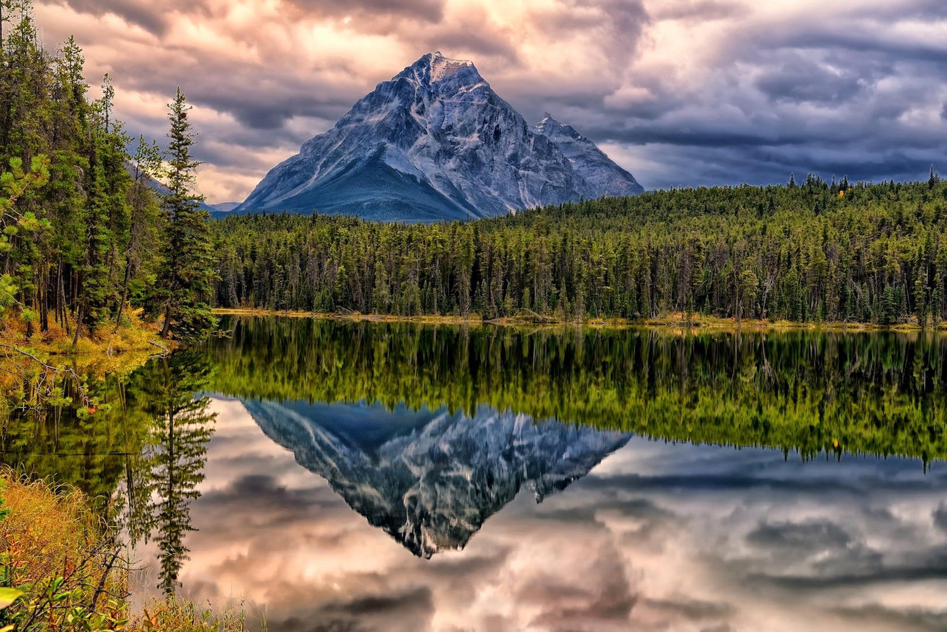 canadá alberta montañas rocas bosque lago reflexión puesta de sol nubes paisaje