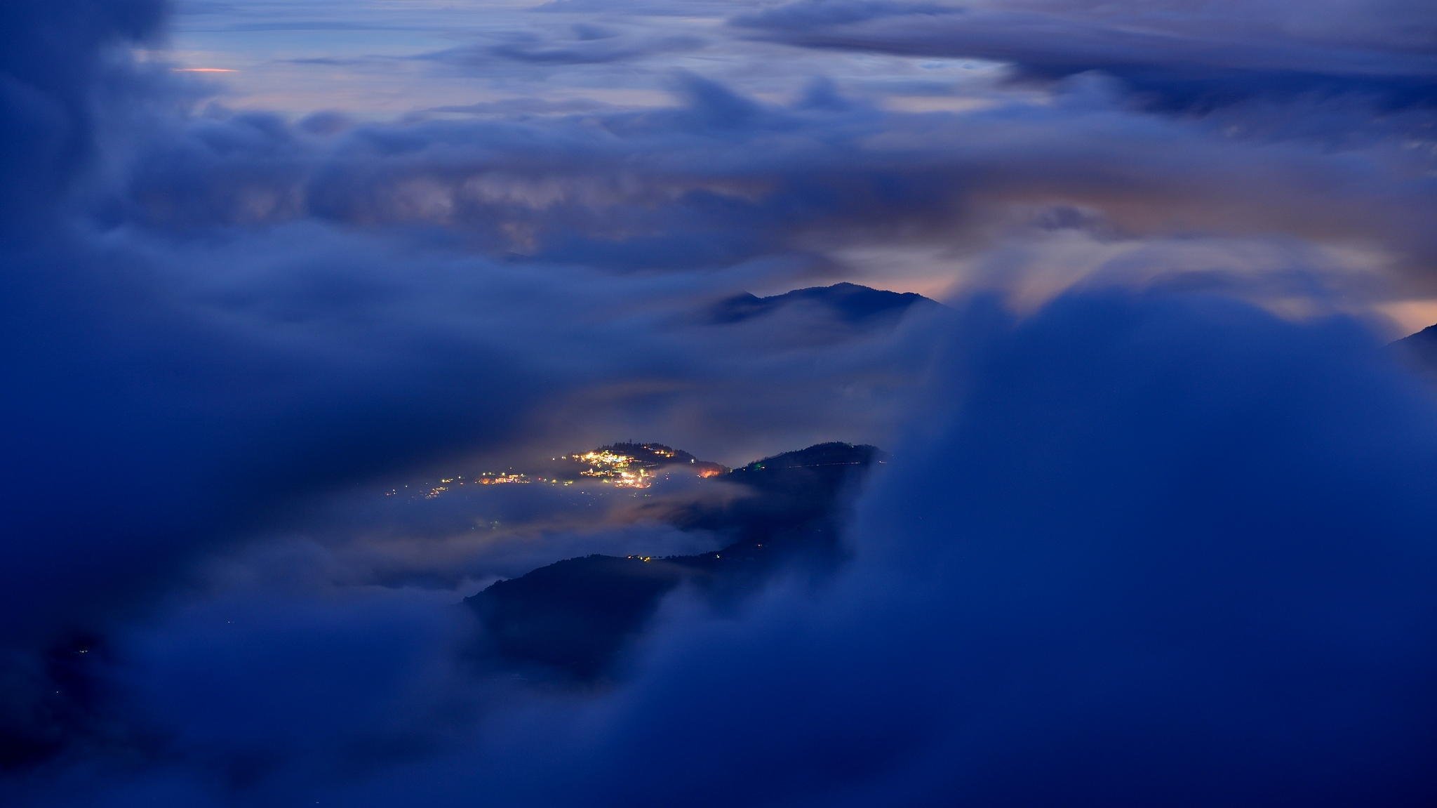 höhe landschaft wolken berge stadt