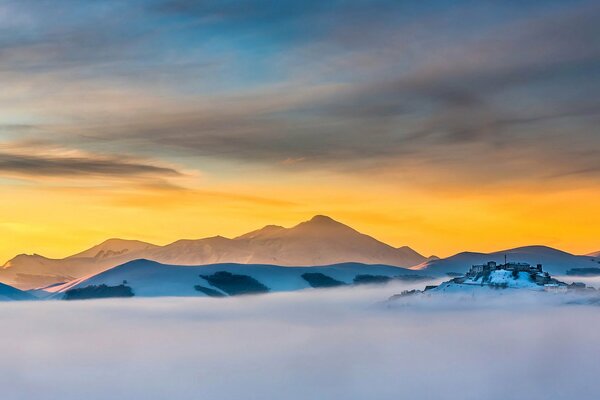 Paisaje amanecer, montañas, nieve mañana en casa