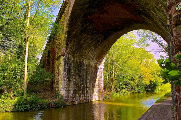 Arco antiguo a través del río