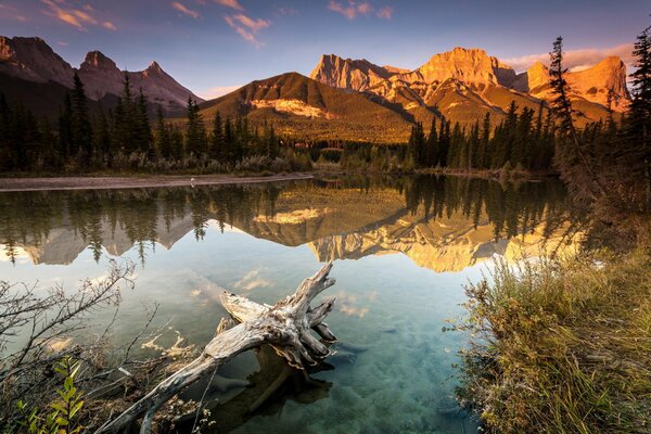 Reflection of mountains in the lake