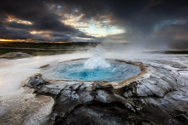 Islanda. Geyser nel ghiacciaio. Bella natura e tramonto