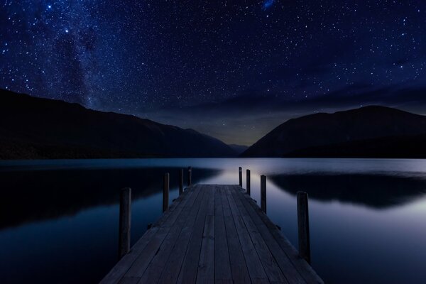 Noche estrellada en el lago