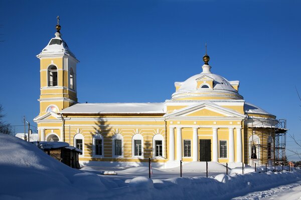 Церковь в зимнем пейзаже, красная Церковь на солнце, солнце и зимний пейзаж, Церковь на закате солнца зимой