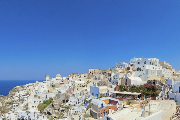 La isla de Santorini contra el cielo azul