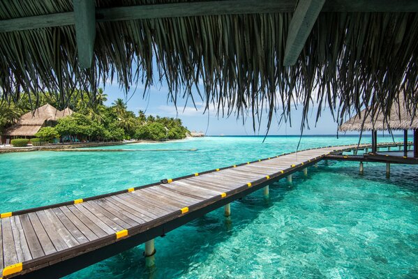 Langer Pier über blauem Wasser