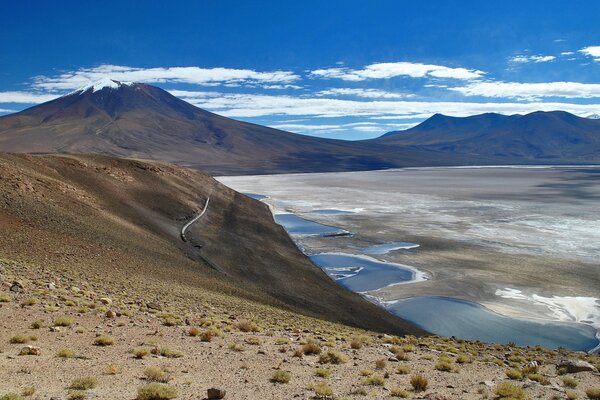 Vista di un lago prosciugato in Bolivia